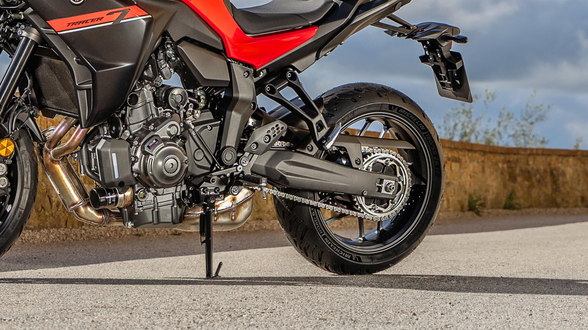 2025-Yamaha-MT07TR-EU-NA-Detail-006-03