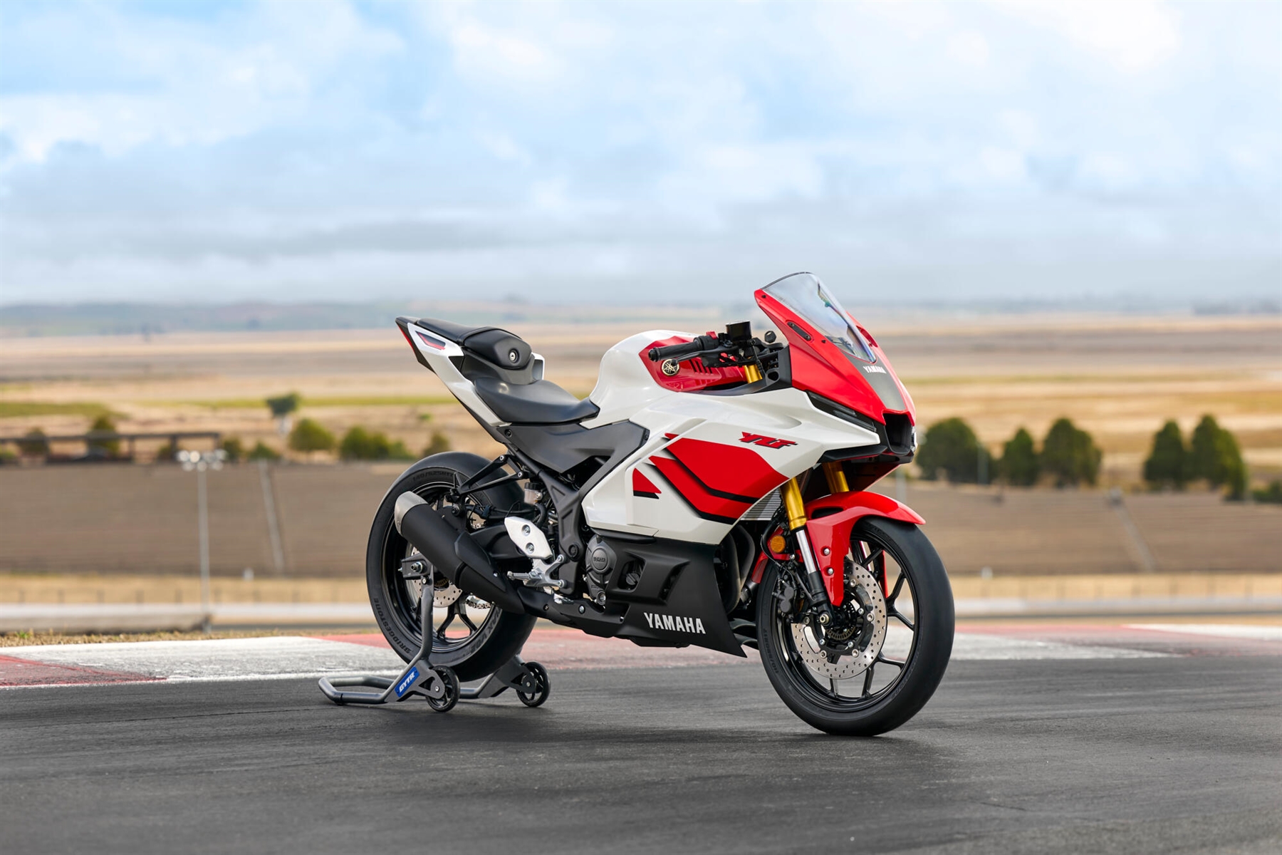 2026-Yamaha-YZFR320-EU-Anniversary_White-Static-002-03