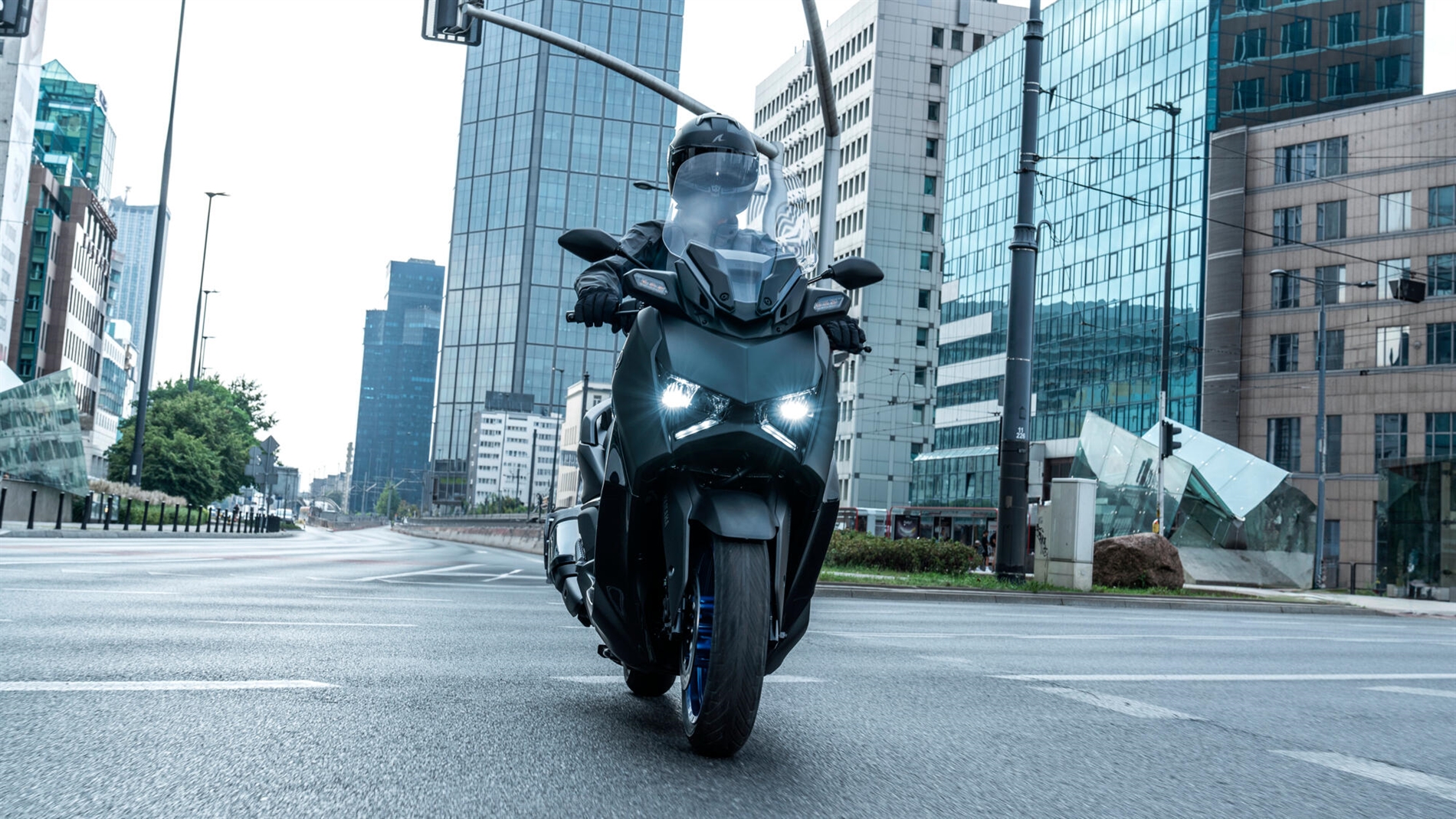 2025-Yamaha-XMAX300A-EU-Icon_Black_-Action-004-03