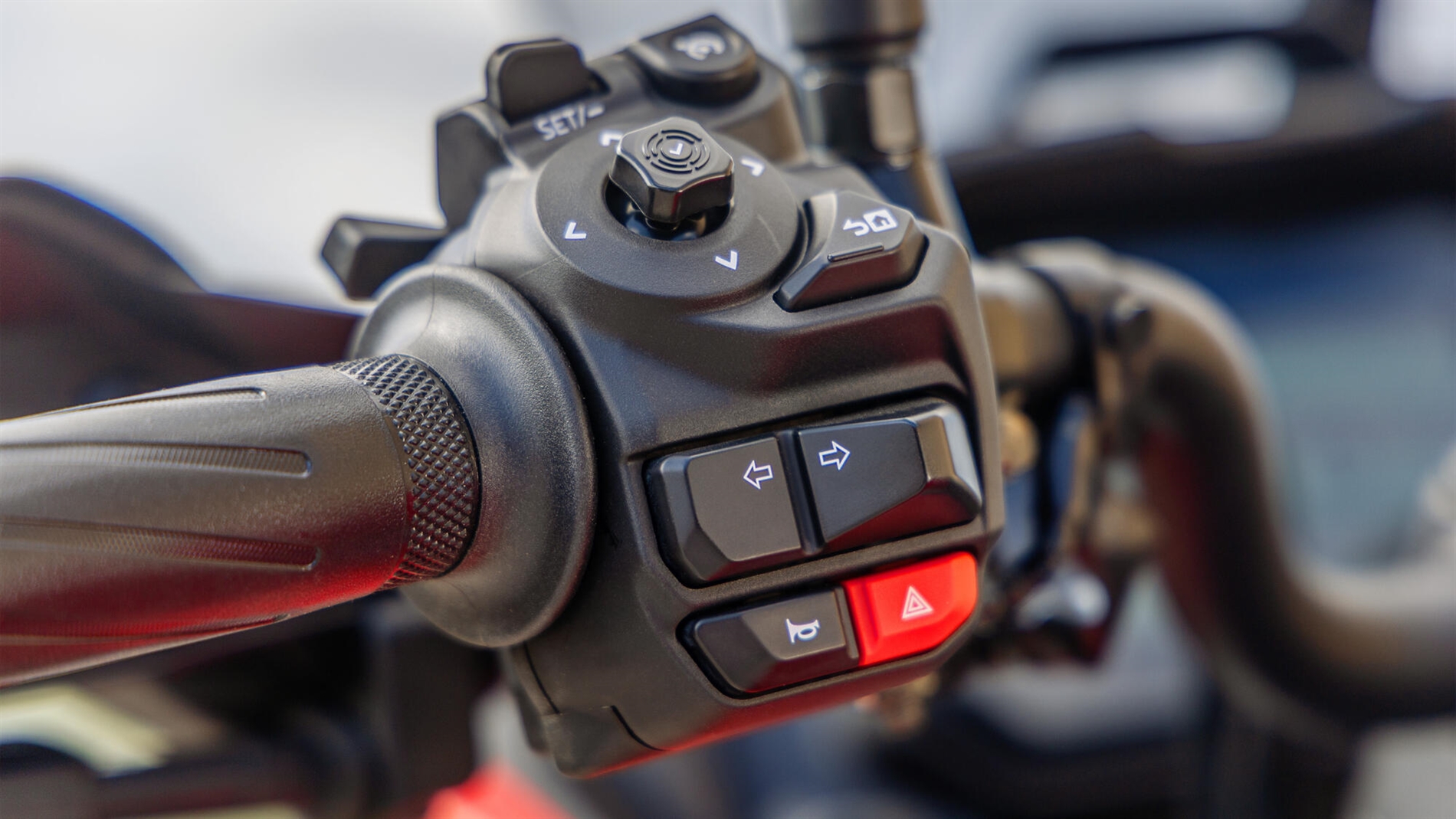 2025-Yamaha-MT07TR-EU-NA-Detail-009-03