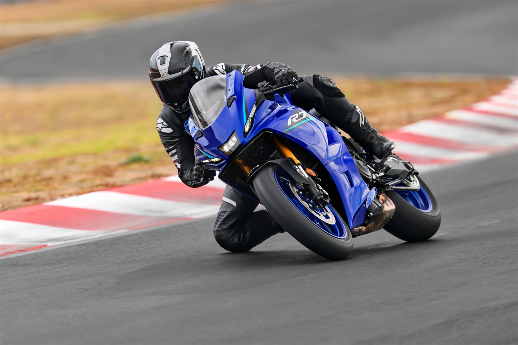 2026-Yamaha-YZF700R7-EU-Icon_Blue-Action-002-03