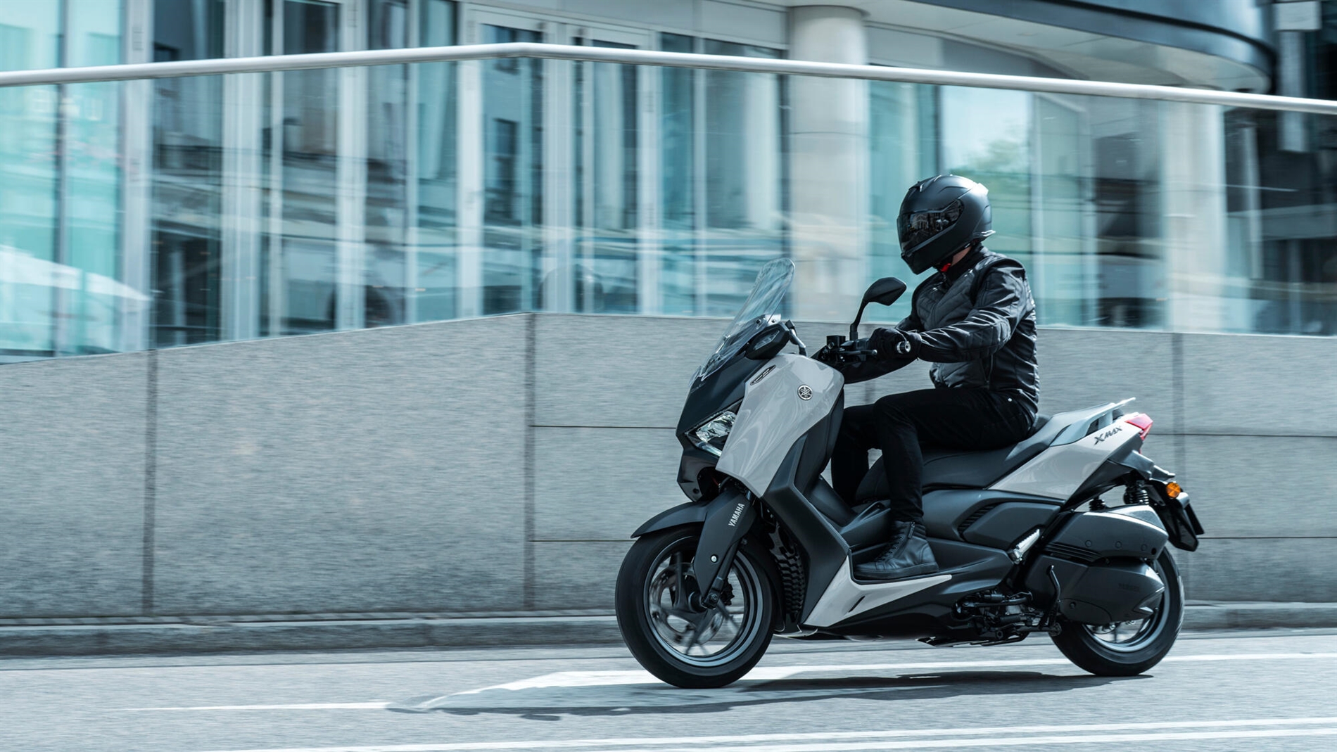2025-Yamaha-XMAX300ASV-EU-Ceramic_Grey-Action-007-03