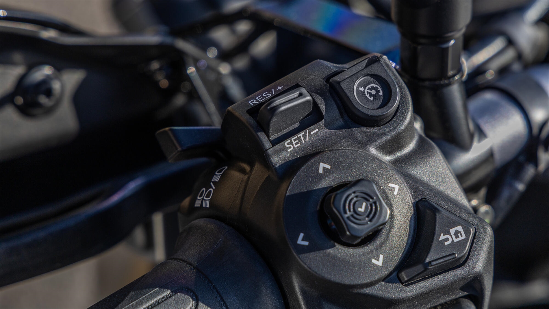 2025-Yamaha-MT07TRGT-EU-NA-Detail-005-03