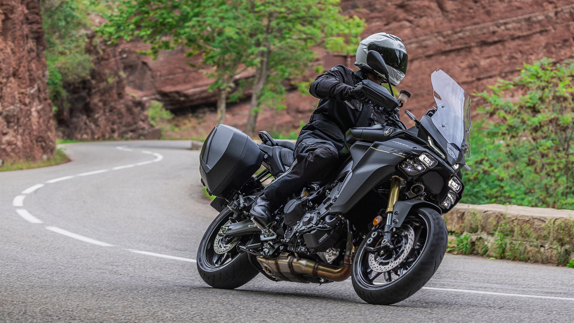 2025-Yamaha-MT09ATRDX-EU-Tech_Back-Action-015-03