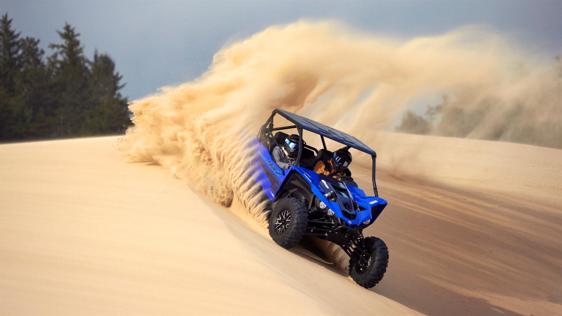 2024-Yamaha-YXZ1000ET-24E-EU-Racing_Blue_-Action-001-03