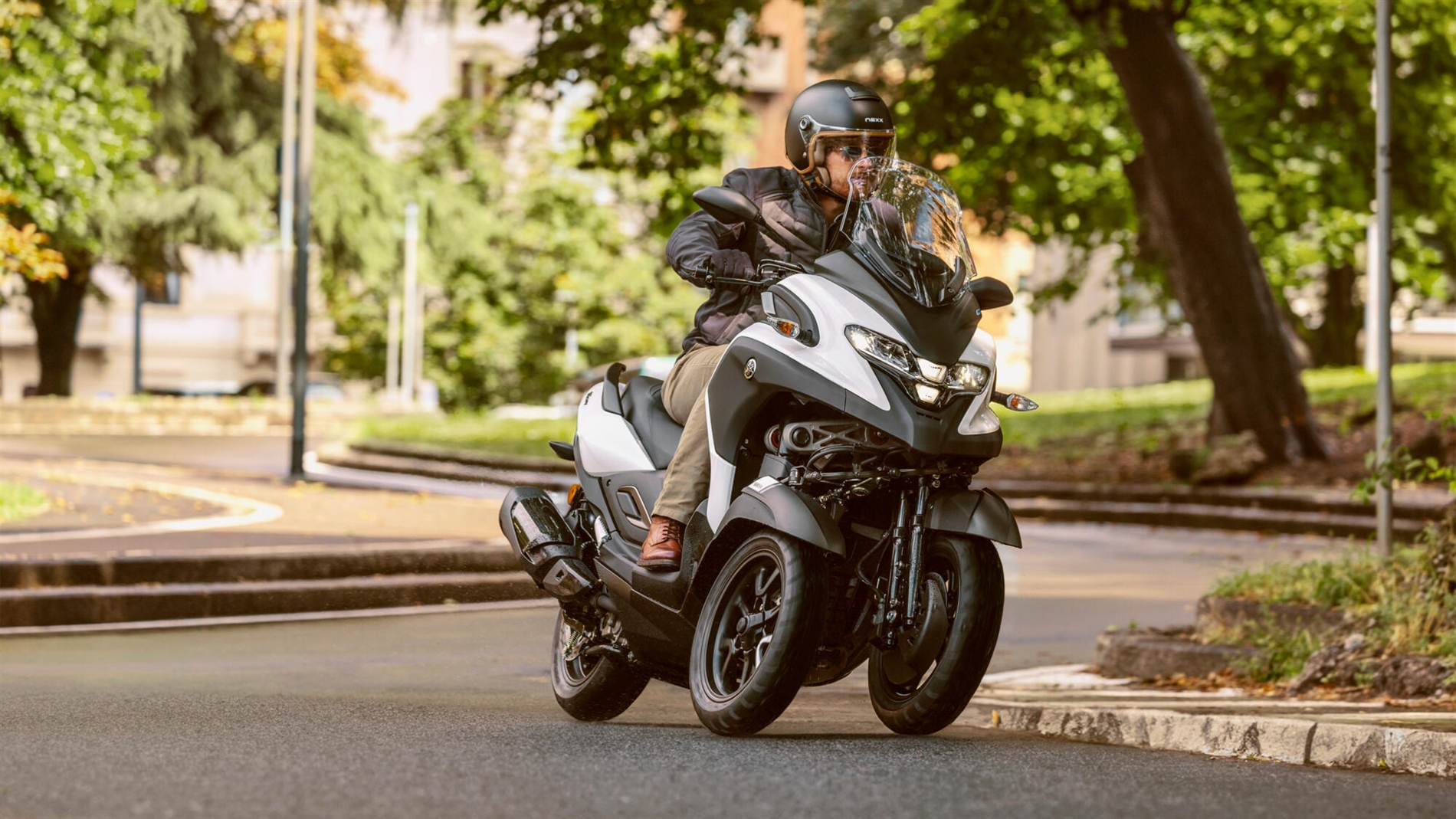 2025-Yamaha-LMW300YM-EU-Milky_White-Action-002-03