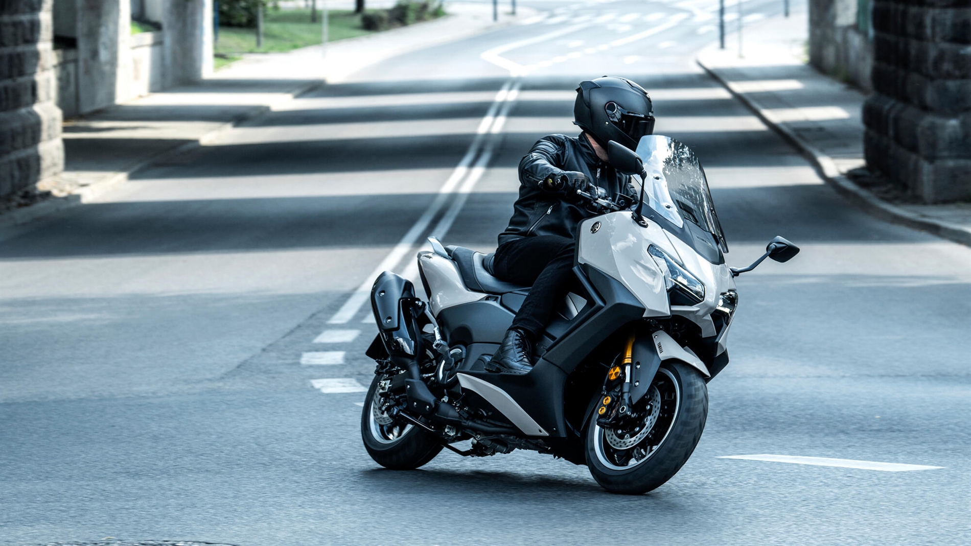 2026-Yamaha-XP500ADX-EU-Ceramic_Grey-Action-011-03