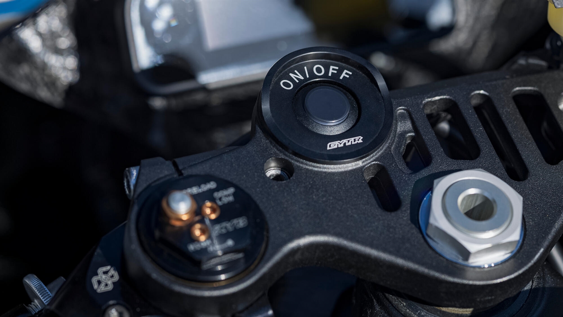 2025-Yamaha-YZF1000R1GYTR-EU-Detail-011-03