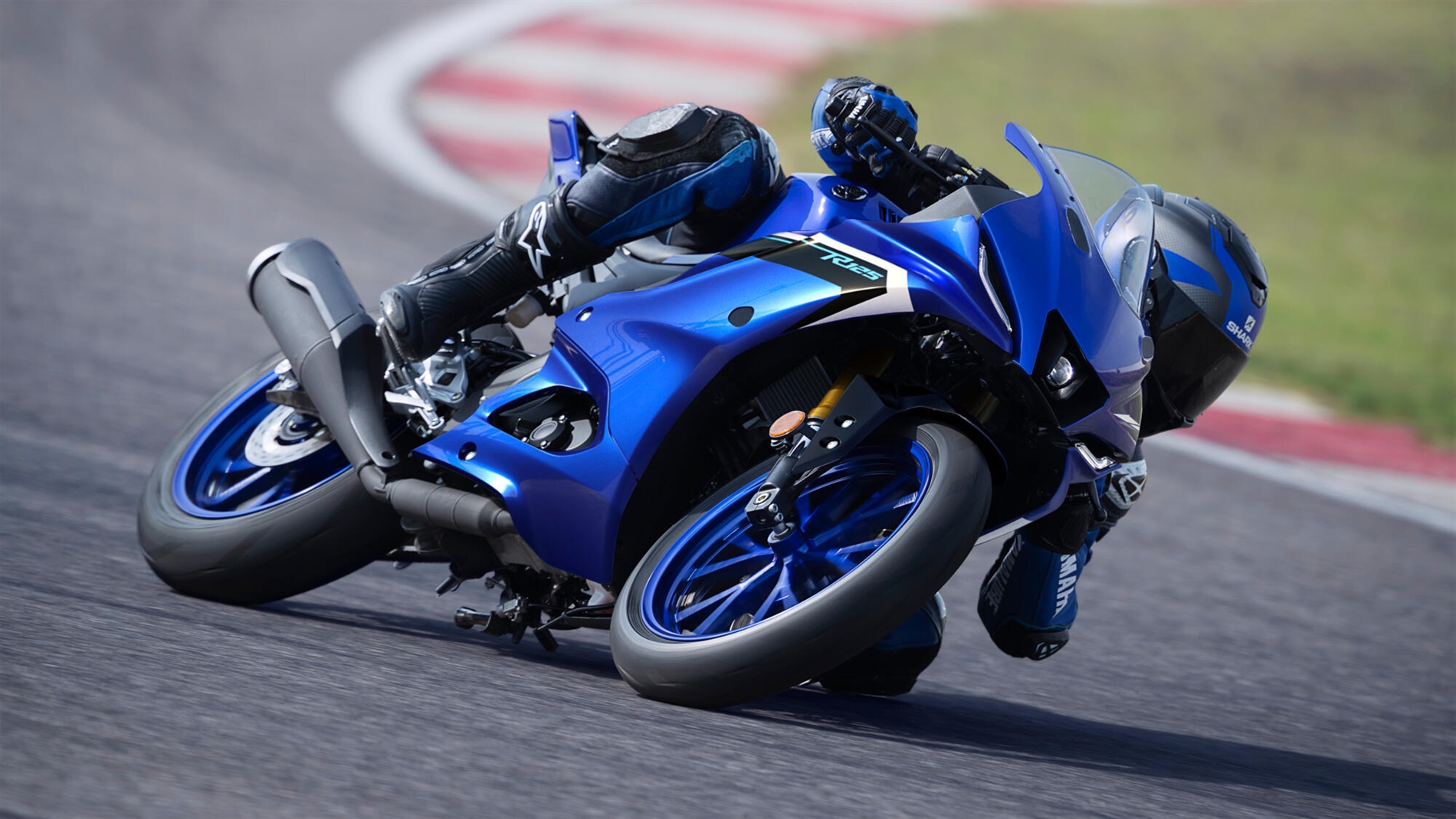 2025-Yamaha-YZF-R125-EU-Icon_Blue-Action-005-03