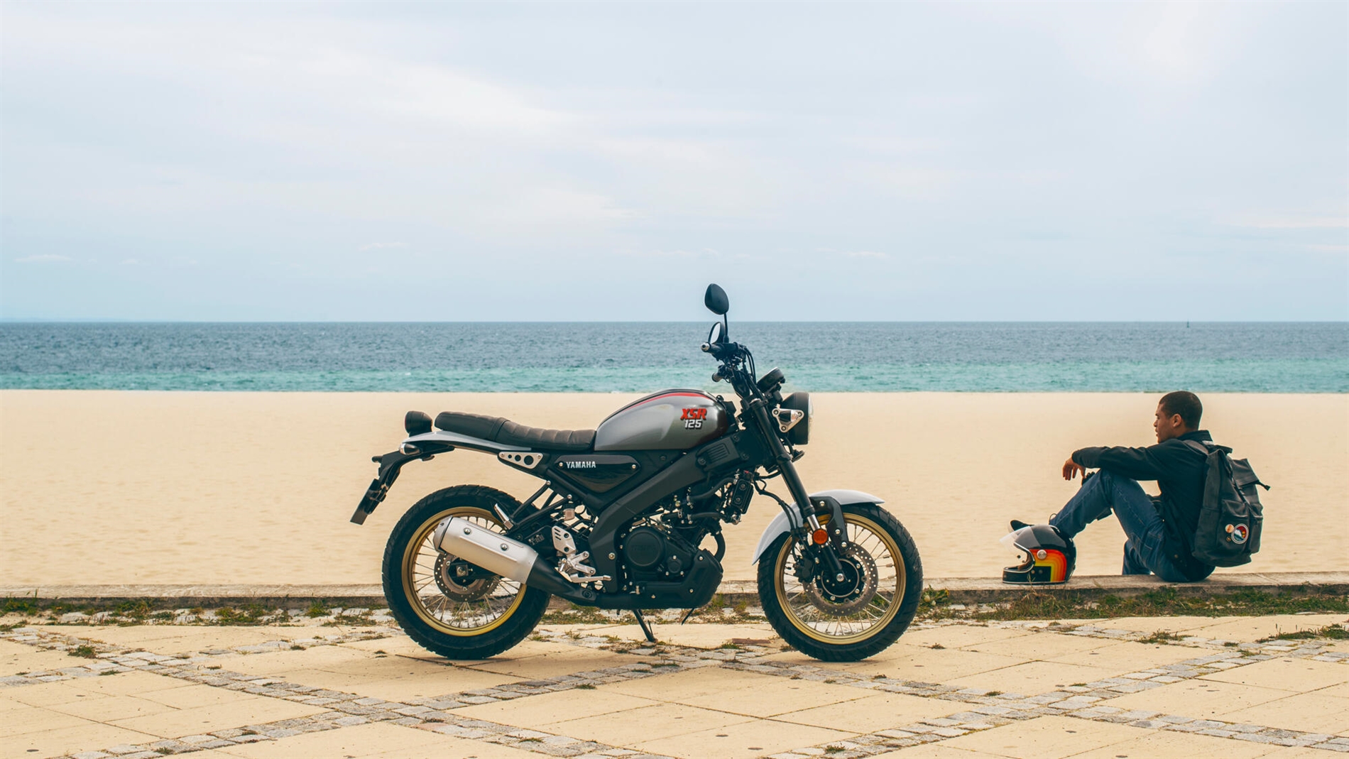 2025-Yamaha-XS125SV-EU-Legend_Silver-Static-003-03