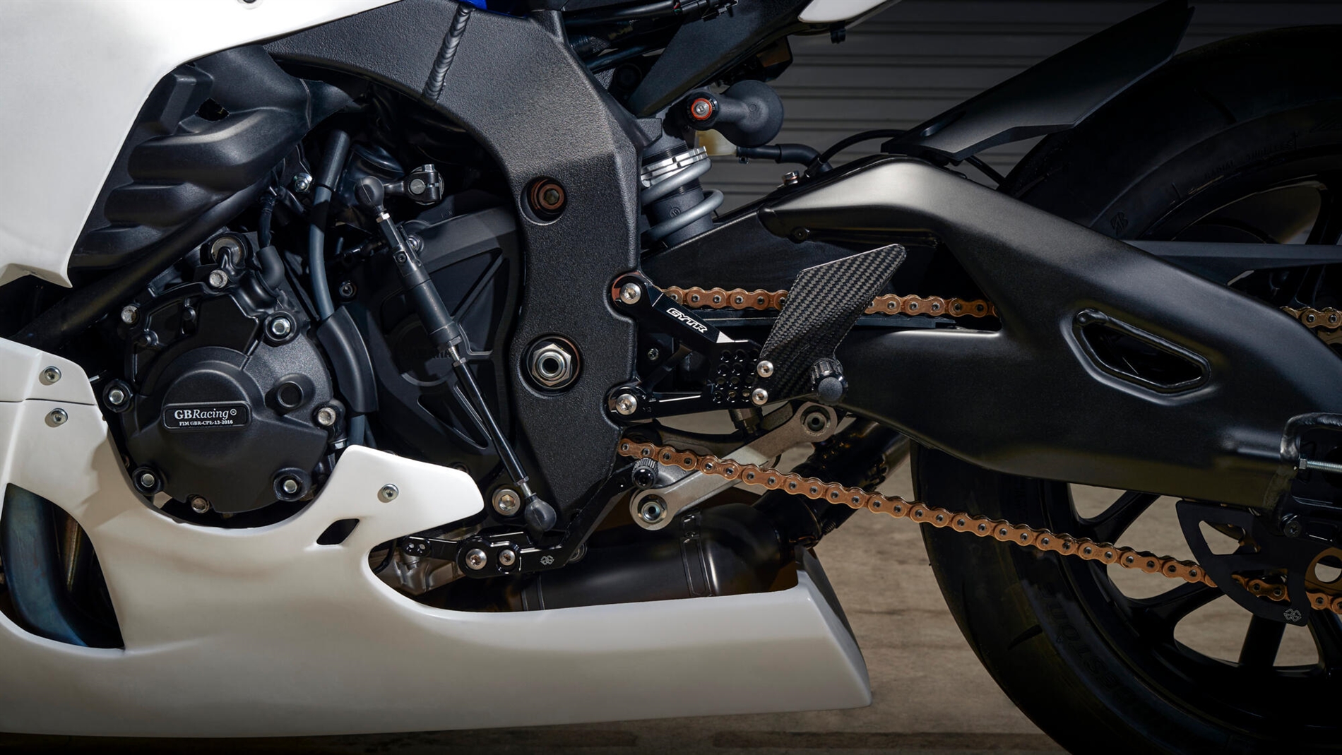 2023-Yamaha-YZF1000R1GYTR-EU-Detail-006-03