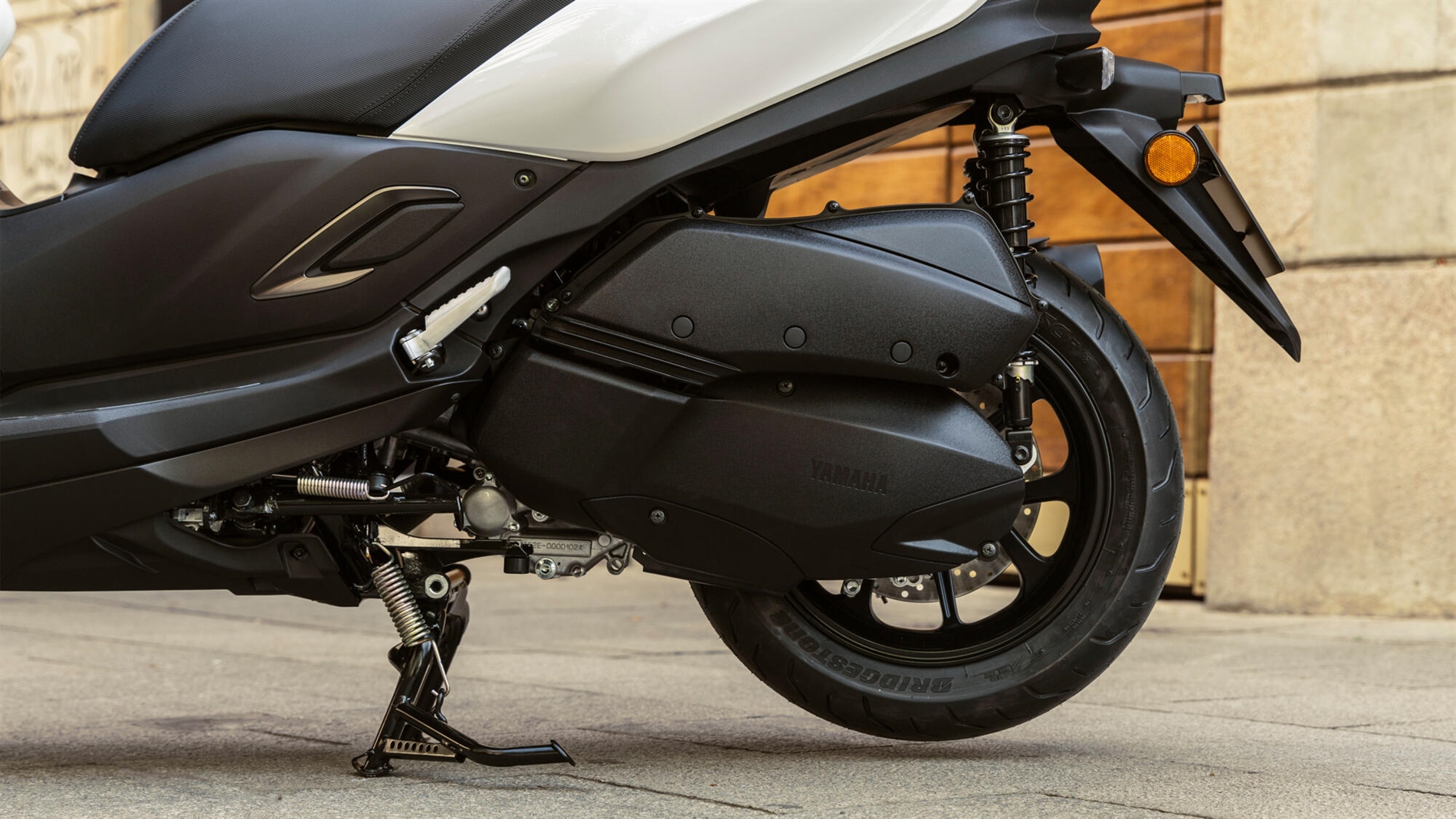2025-Yamaha-LMW300YM-EU-NA-Detail-002-03