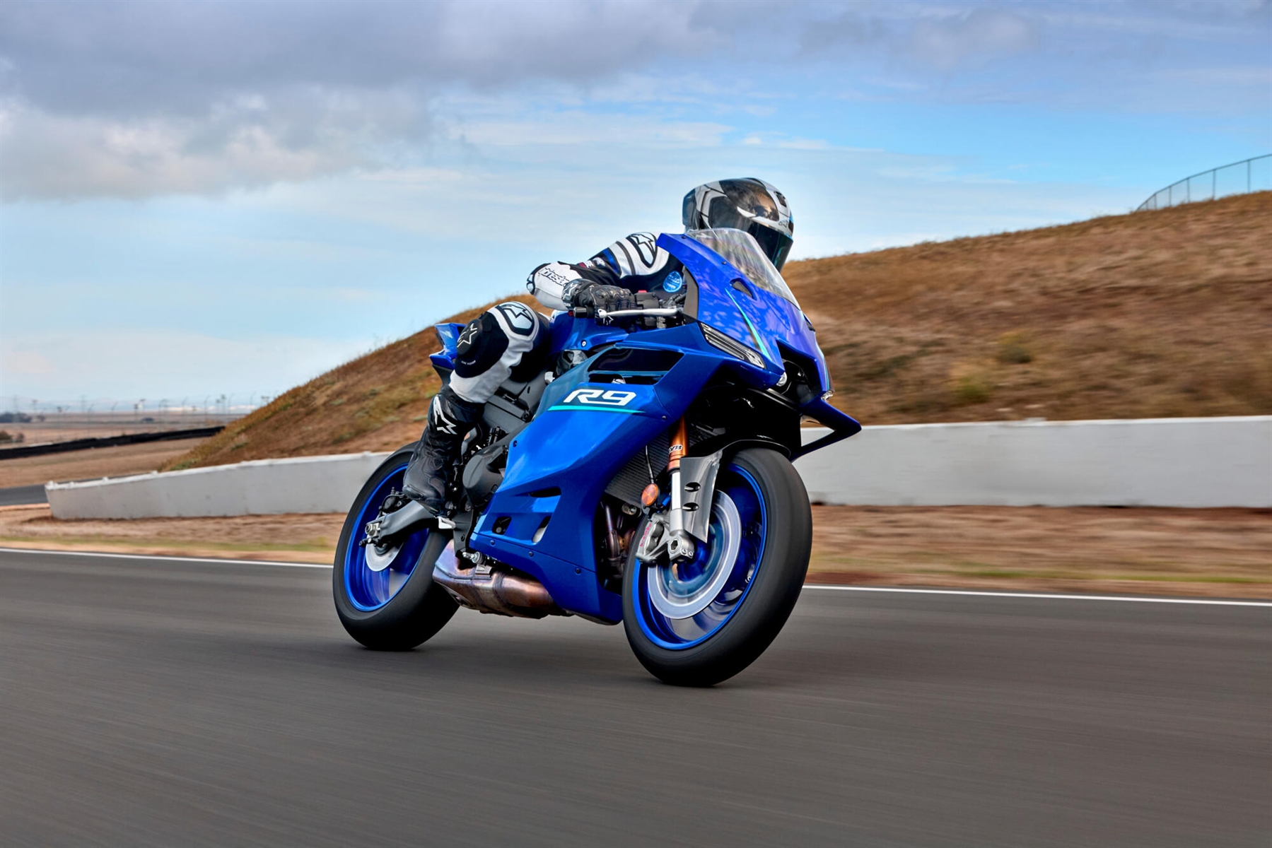 2026-Yamaha-YZF900R9-EU-Icon_Blue-Action-001-03