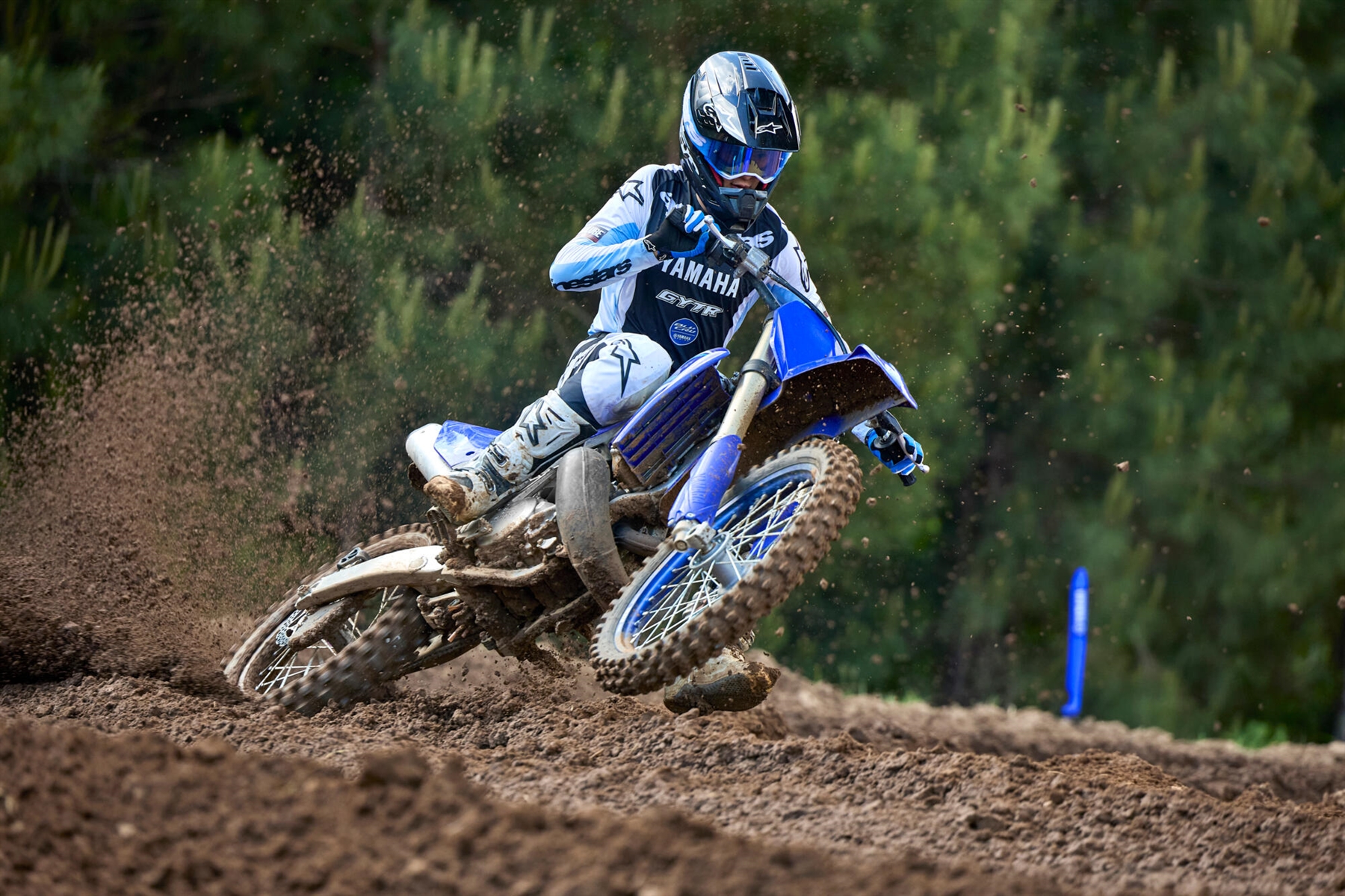 2026-Yamaha-YZ250LC-EU-Icon_Blue-Action-005-03