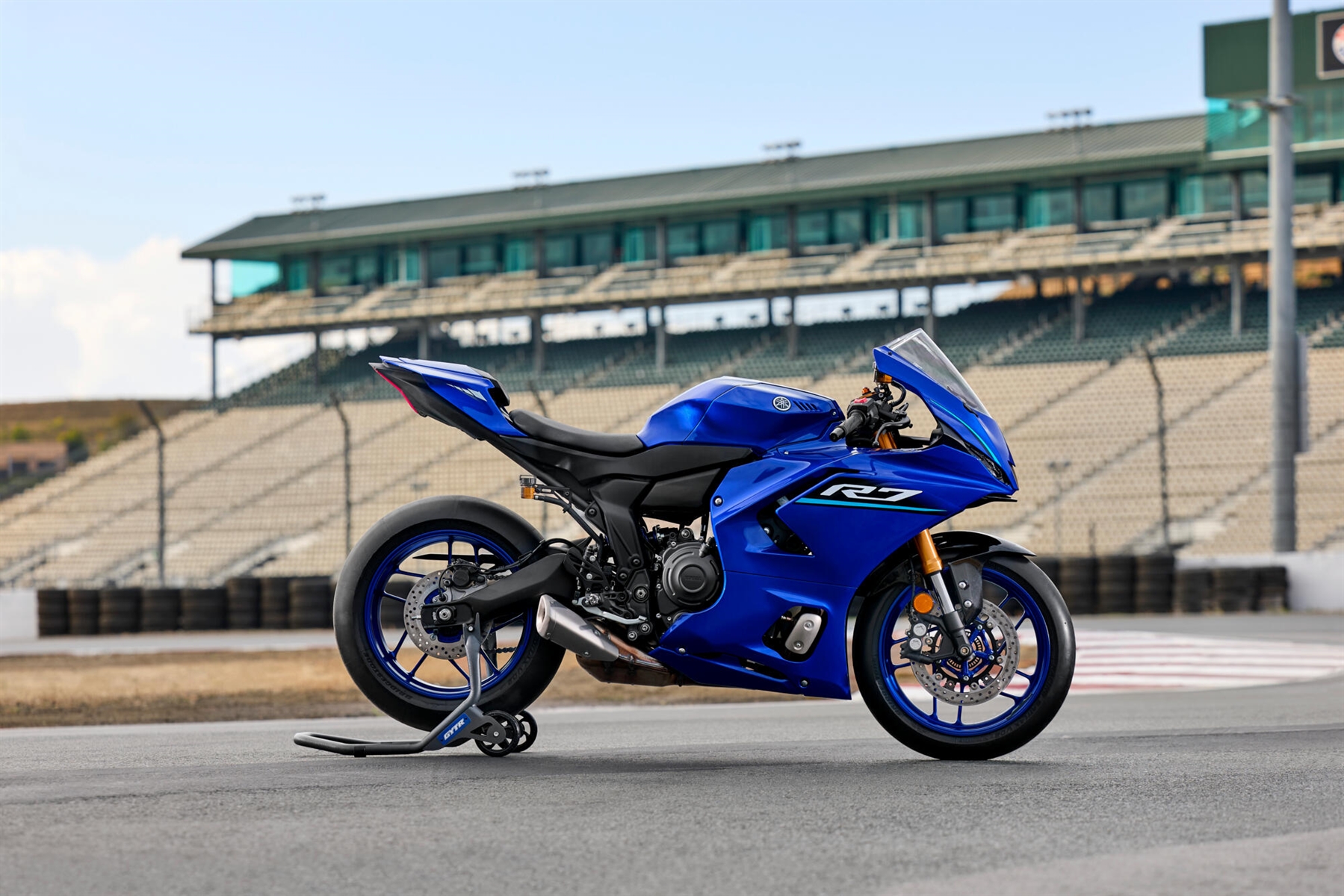 2026-Yamaha-YZF700R7-EU-Icon_Blue-Static-001-03
