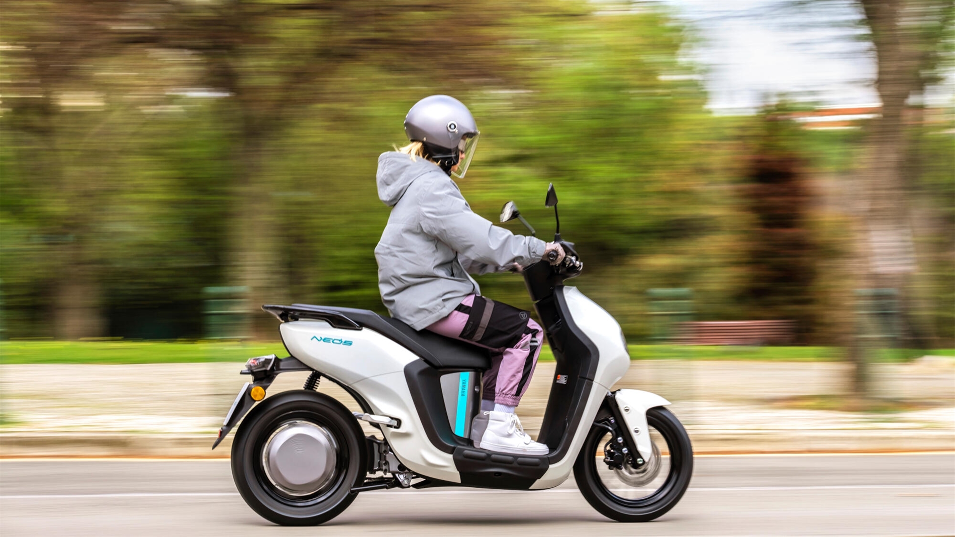 2023-Yamaha-EJE025-EU-Milky_White-Action-020-03
