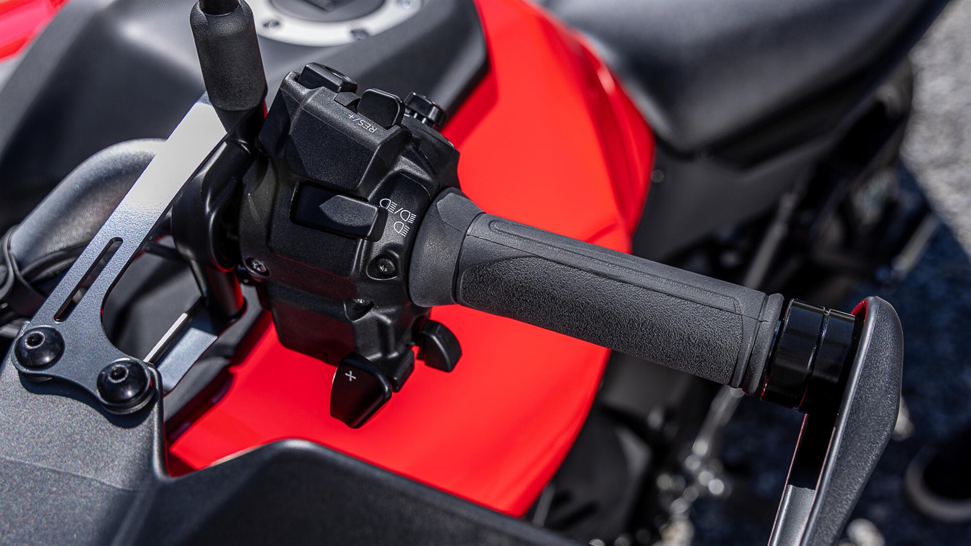 2025-Yamaha-MT09ATR-EU-Detail-001-03