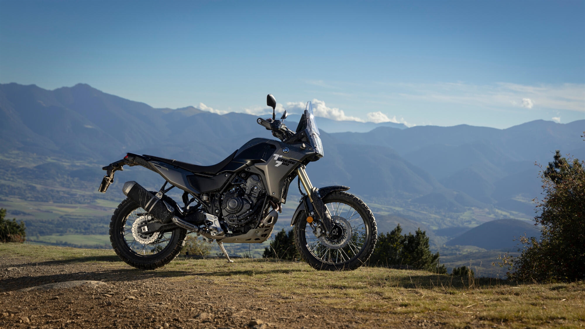 2025-Yamaha-XTZ700LOW-EU-Frozen_Titanium-Static-006-03