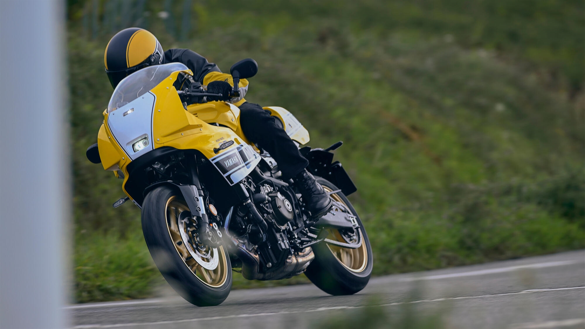 2026-Yamaha-XS850GP-EU-Legend_Yellow-Action-001-03
