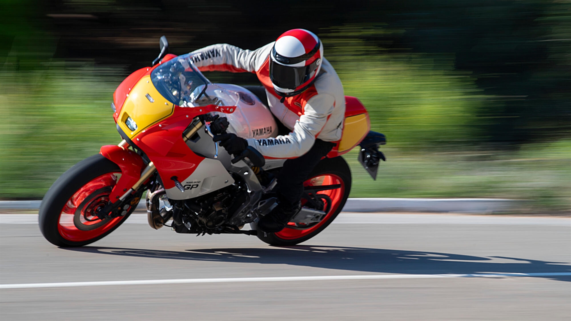 2024-Yamaha-XS850GP-EU-Legend_Red-Action-004-03