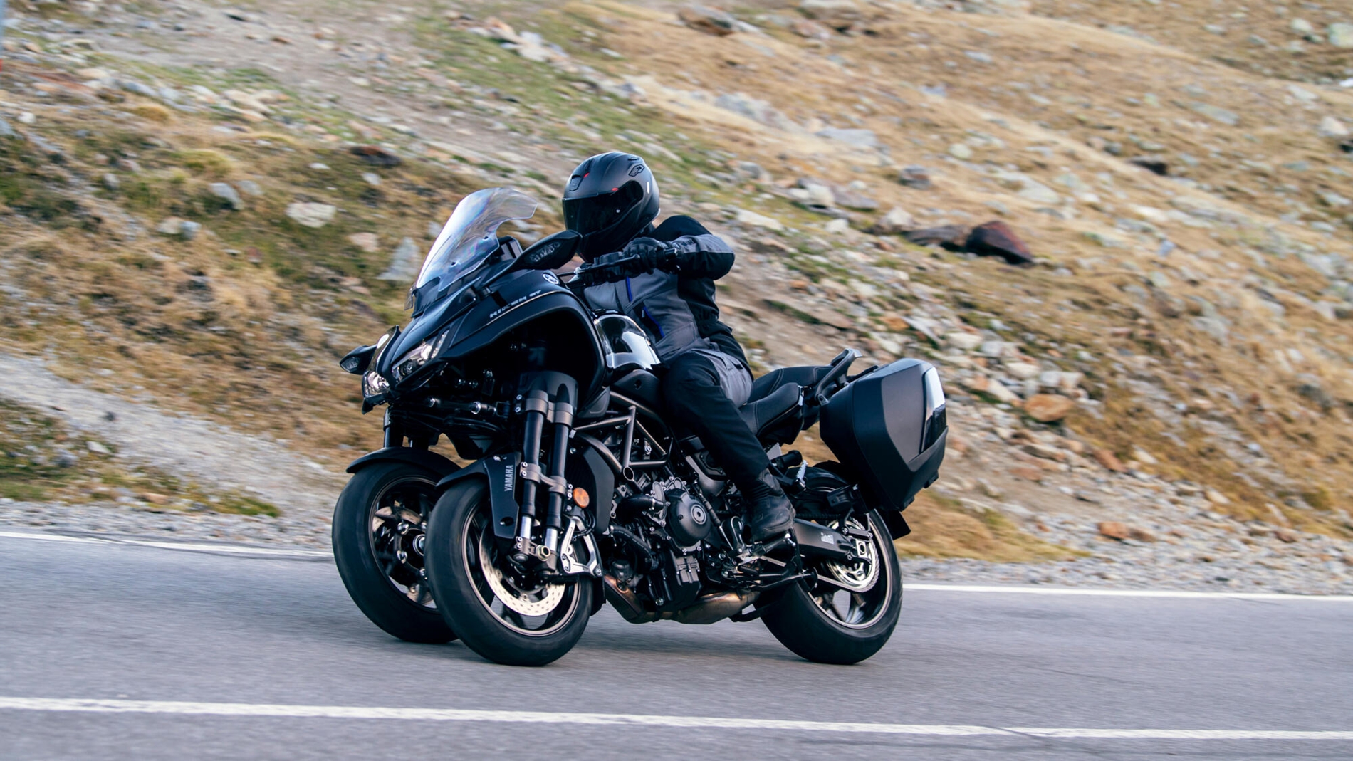 2023-Yamaha-LMWTRDX-EU-Yamaha_Black-Action-009-03