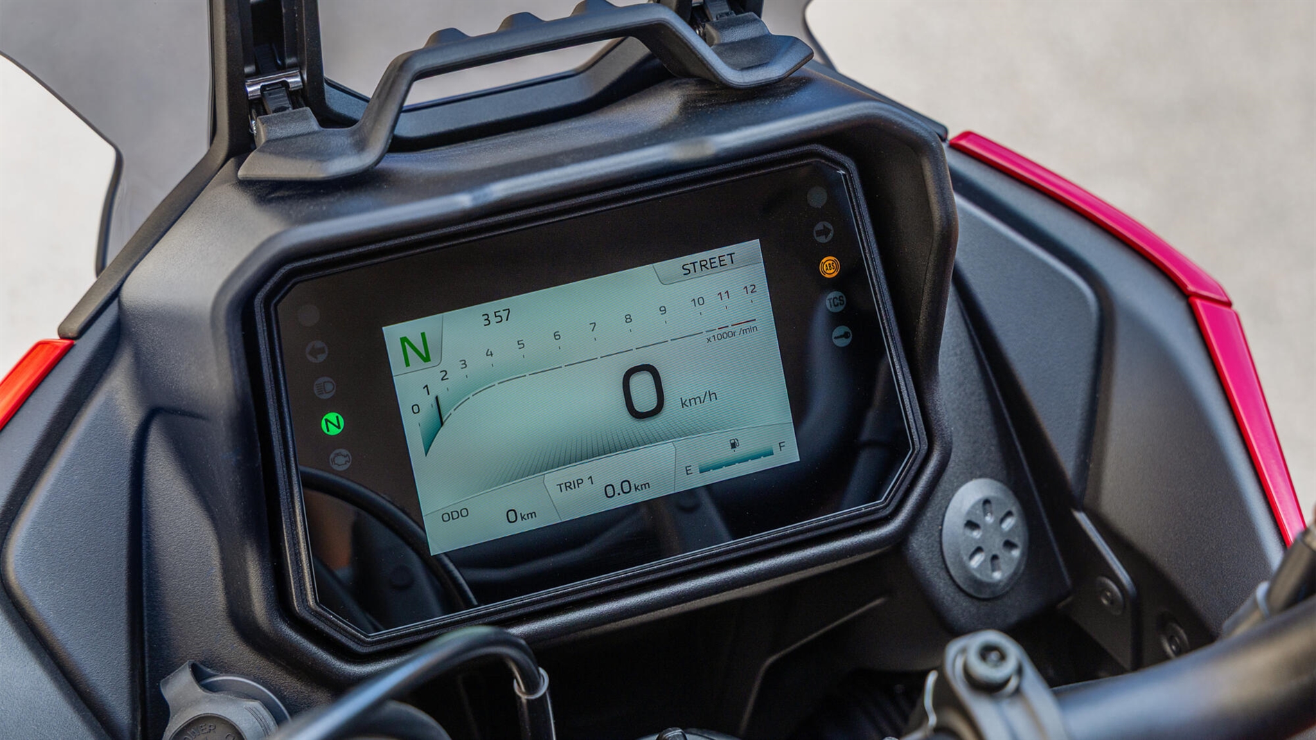 2025-Yamaha-MT07TR-EU-NA-Detail-008-03