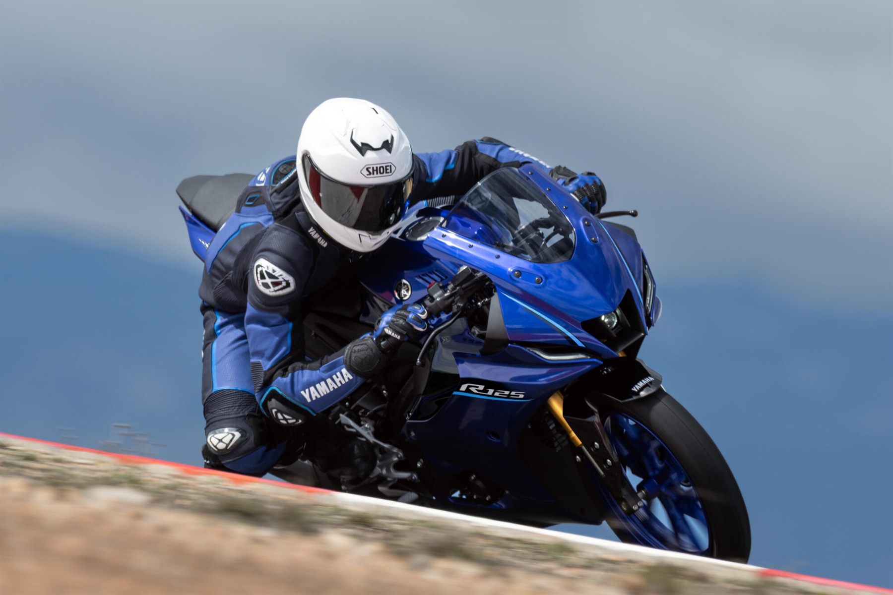2026-Yamaha-YZF-R125A-EU-Icon_Blue-Action-001-03