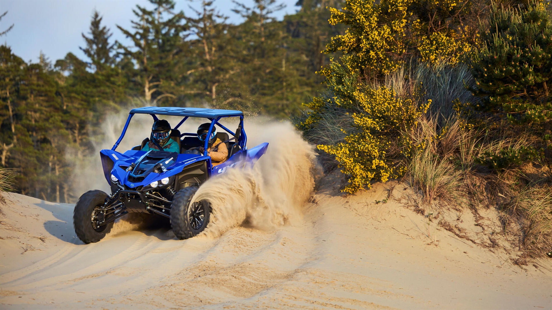 2025-Yamaha-YXZ1000ET-25-EU-Racing_Blue-Action-001-03