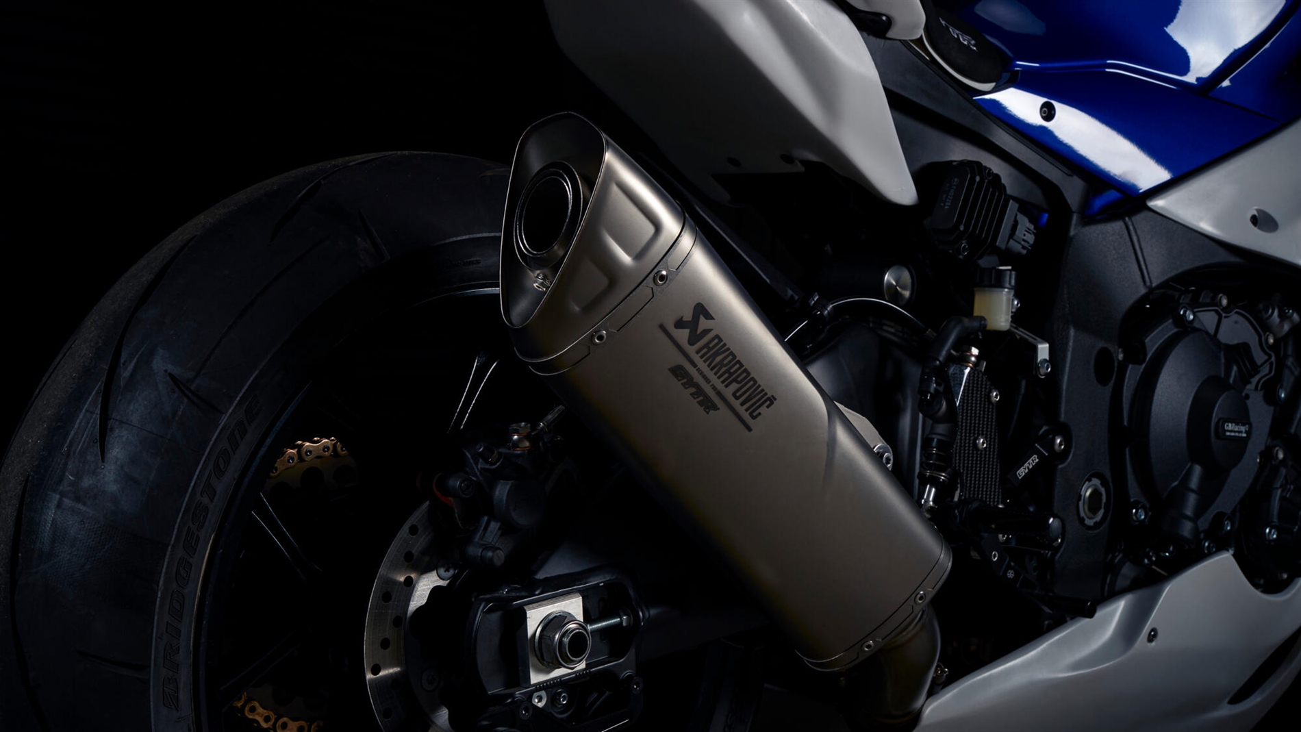 2023-Yamaha-YZF1000R1GYTR-EU-Detail-001-03