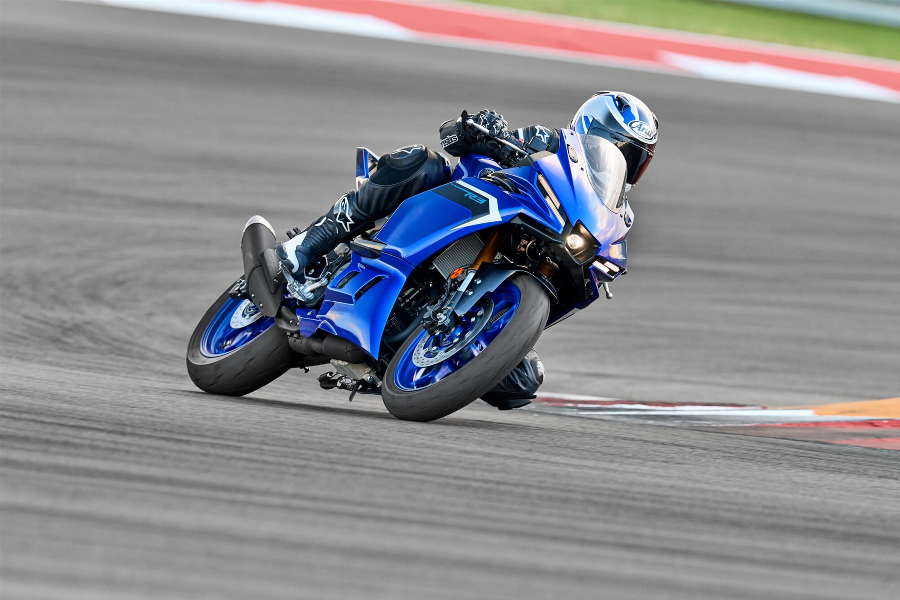 2025-Yamaha-YZF-R320-EU-Icon_Blue-Action-001-03