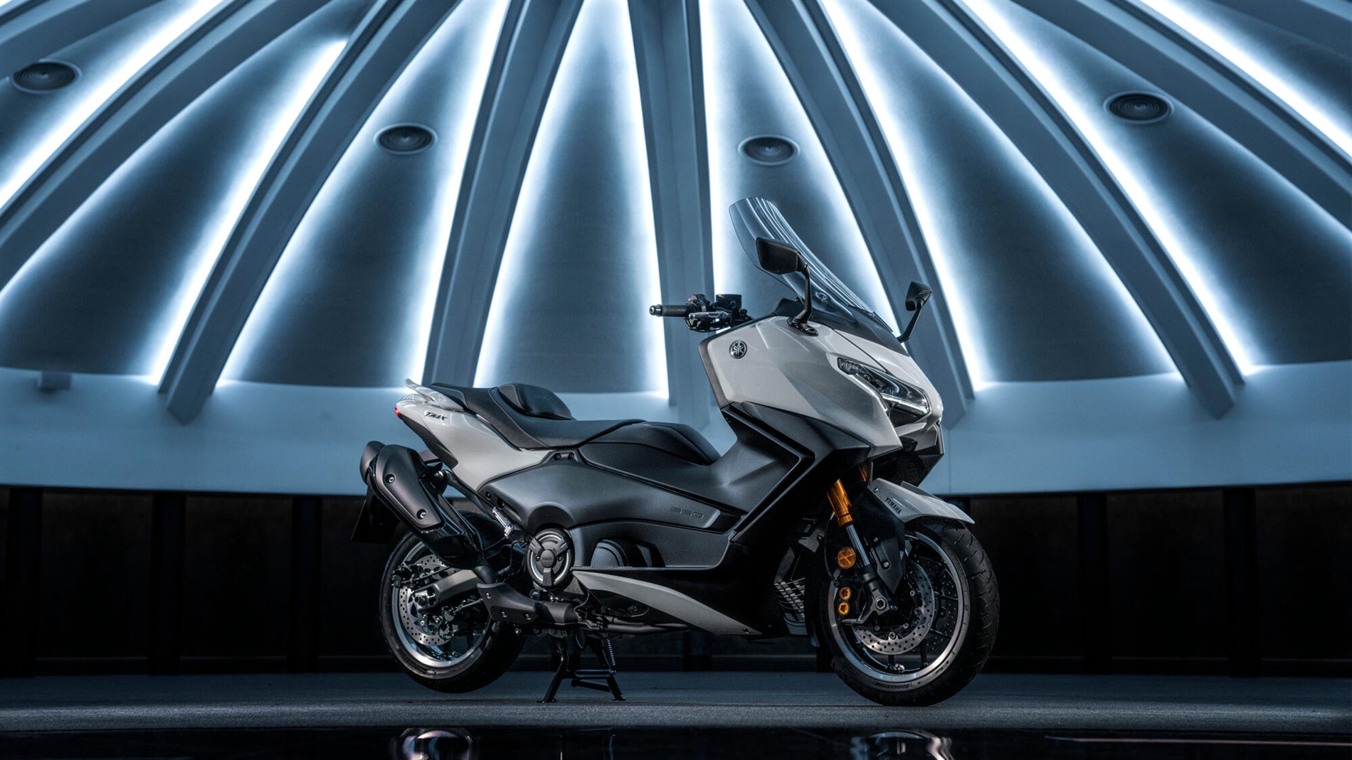 2025-Yamaha-XP500ADX-EU-Ceramic_Grey-Static-001-03