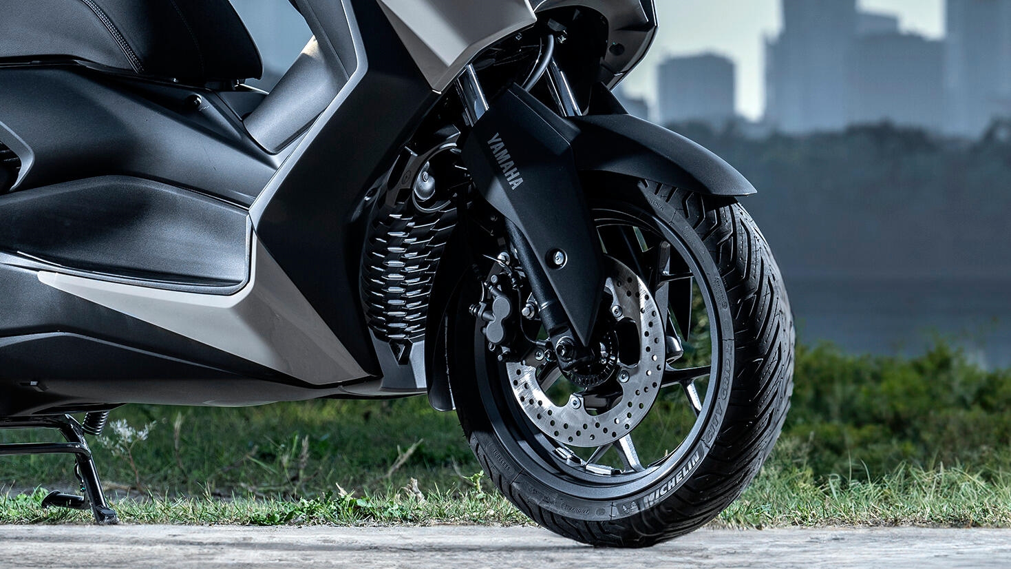2025-Yamaha-XMAX300ASVH-EU-Detail-015-03