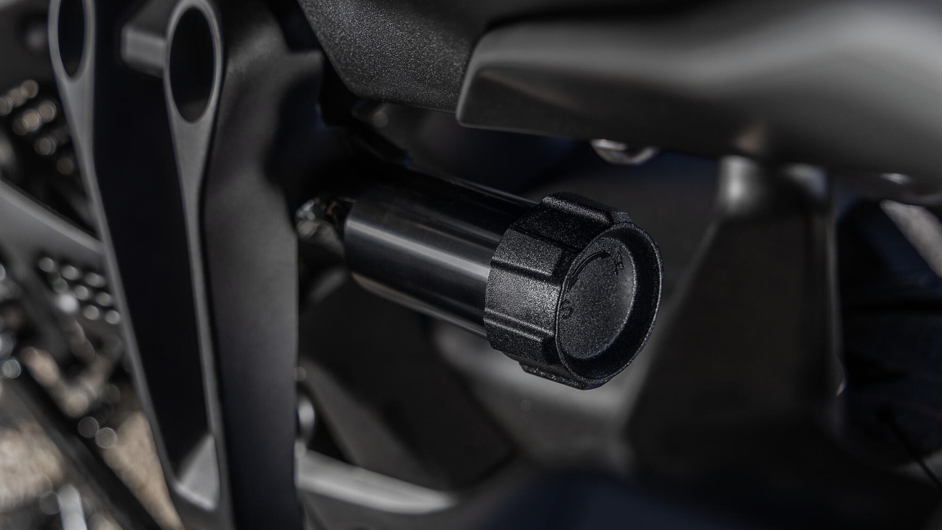 2025-Yamaha-MT07TRGT-EU-NA-Detail-004-03