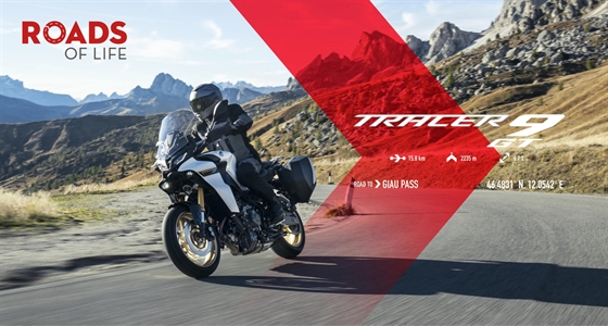 2023-Yamaha-MT09TRGT-EU-Pure_White-Keyvisual-001-03