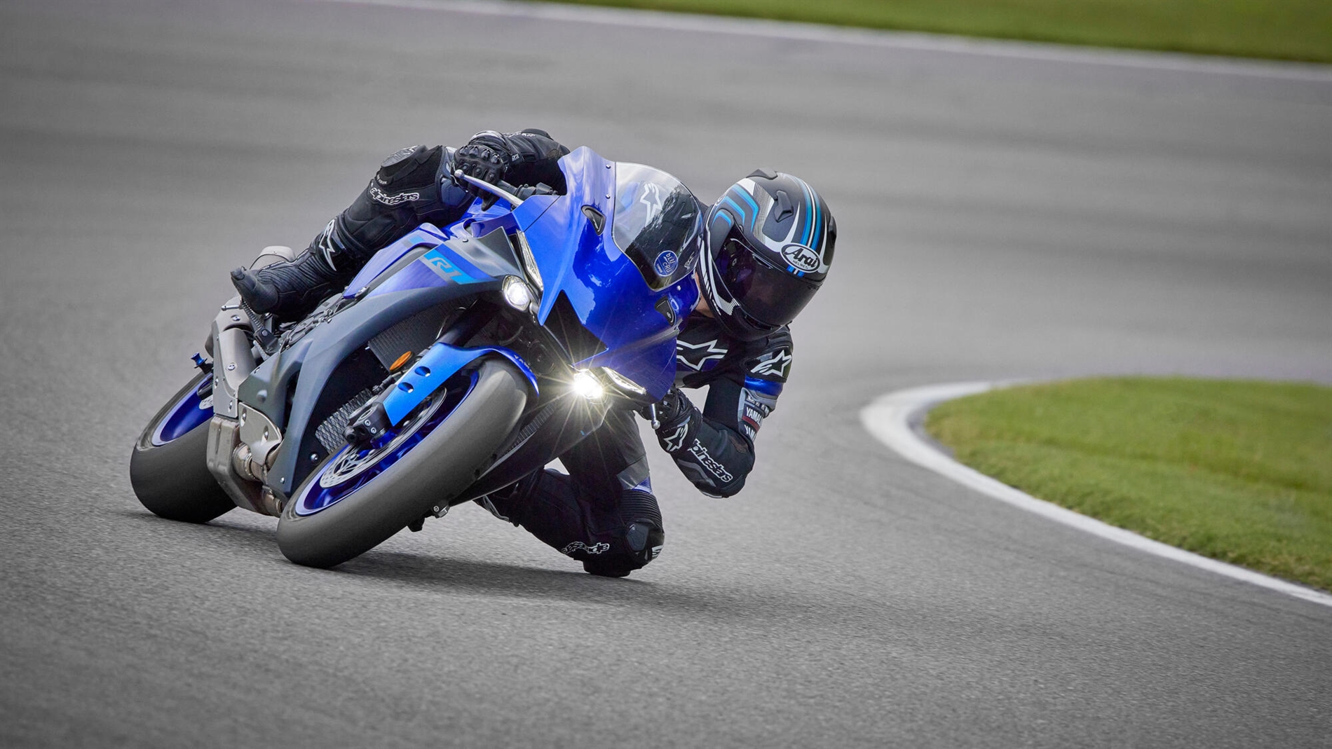 2024-Yamaha-YZF1000R1-EU-Icon_Blue-Action-003-03