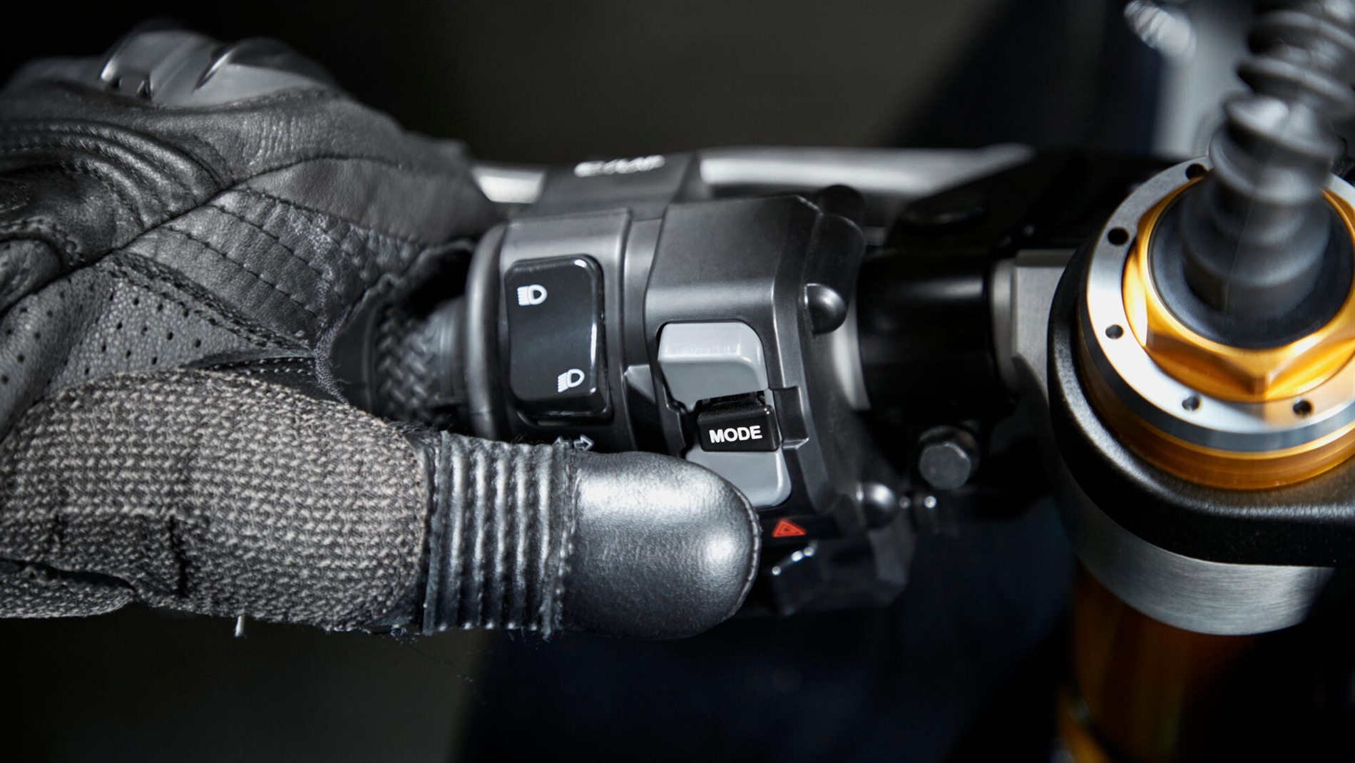 2024-Yamaha-YZF1000R1SPL-EU-Detail-006-03