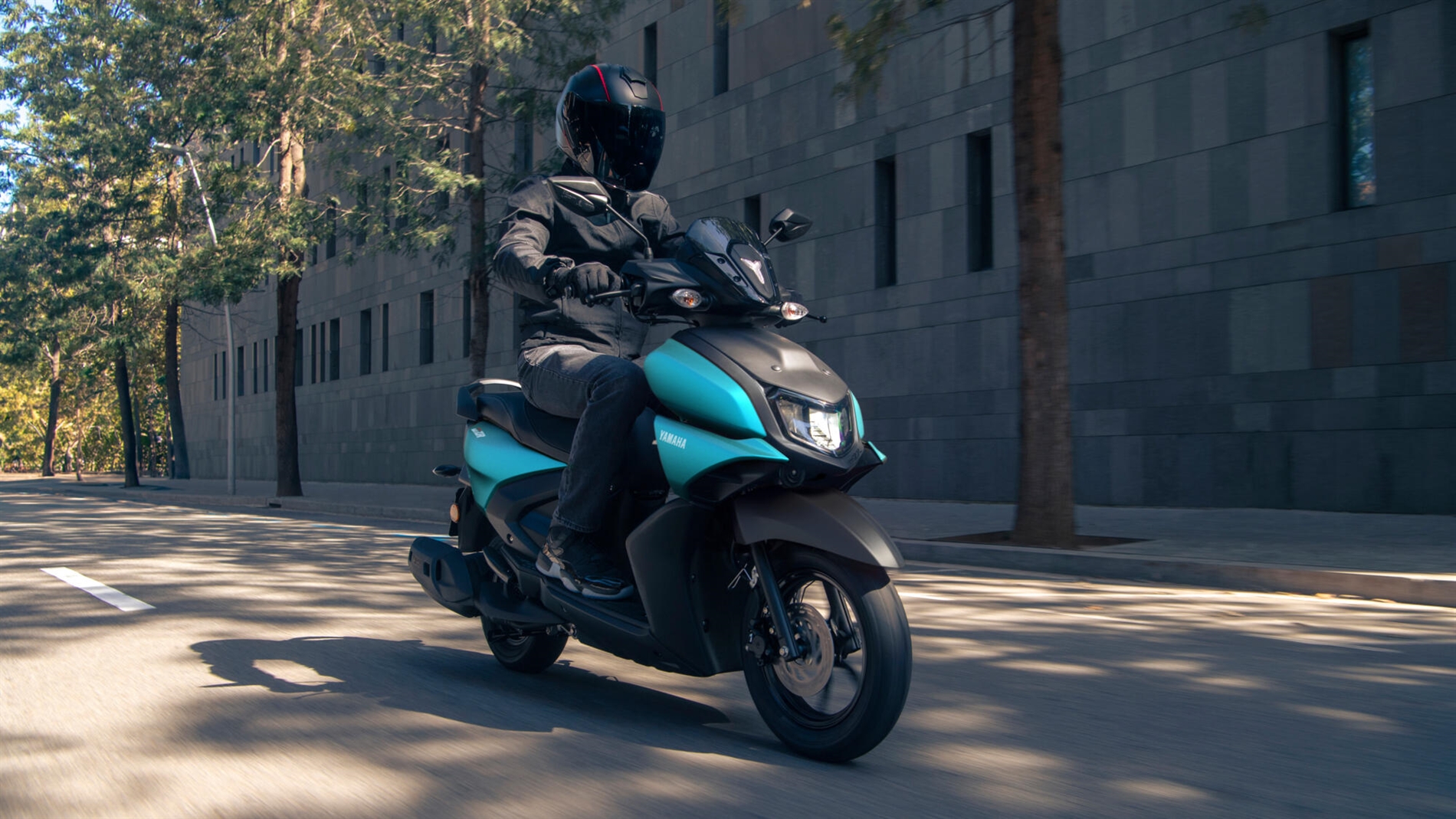 2025-Yamaha-LCG125-EU-Matt_Cyan-Action-001-03