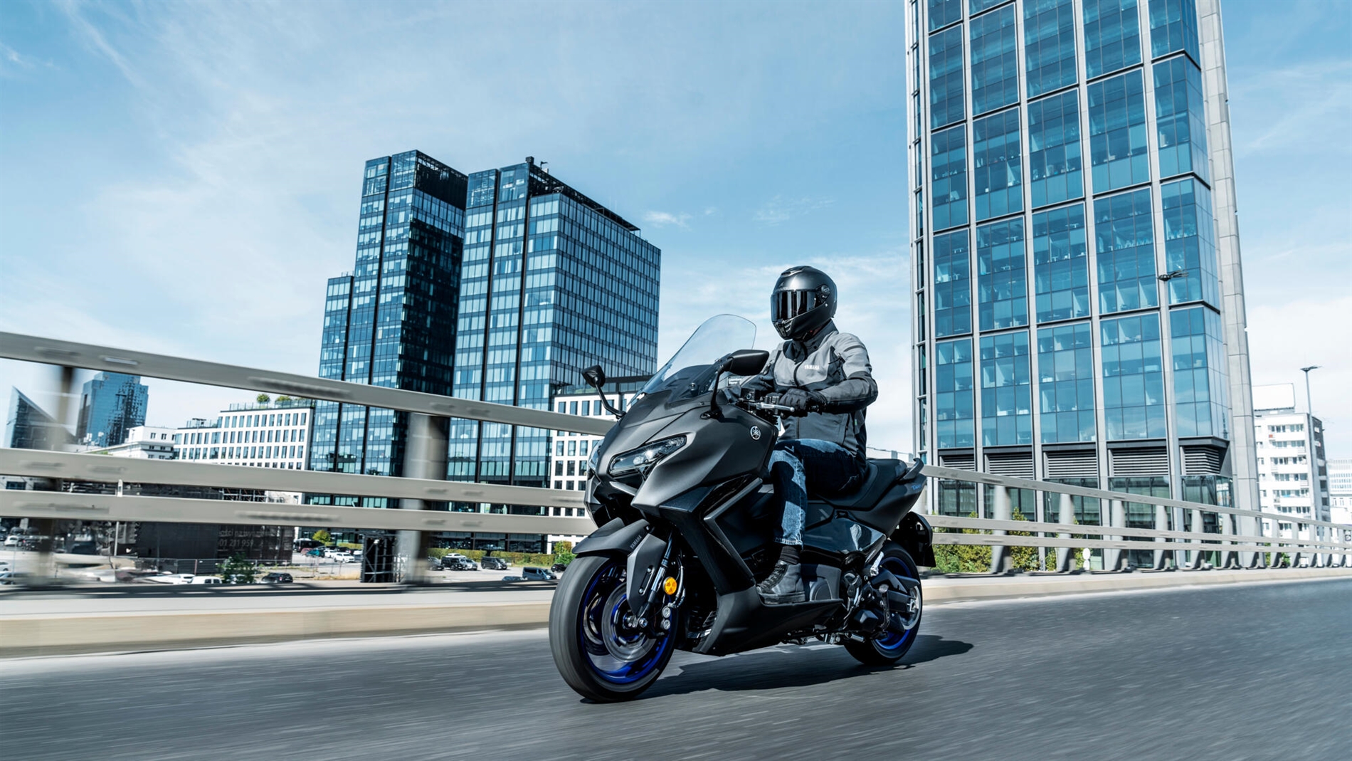2025-Yamaha-XP500A-EU-Icon_Black_-Action-001-03