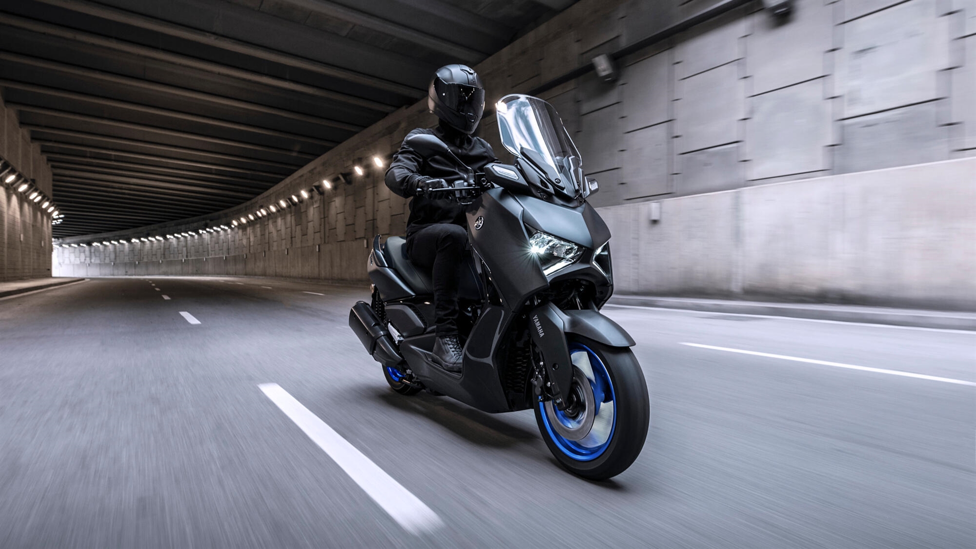 2024-Yamaha-XMAX300-EU-Icon_Black-Action-002-03