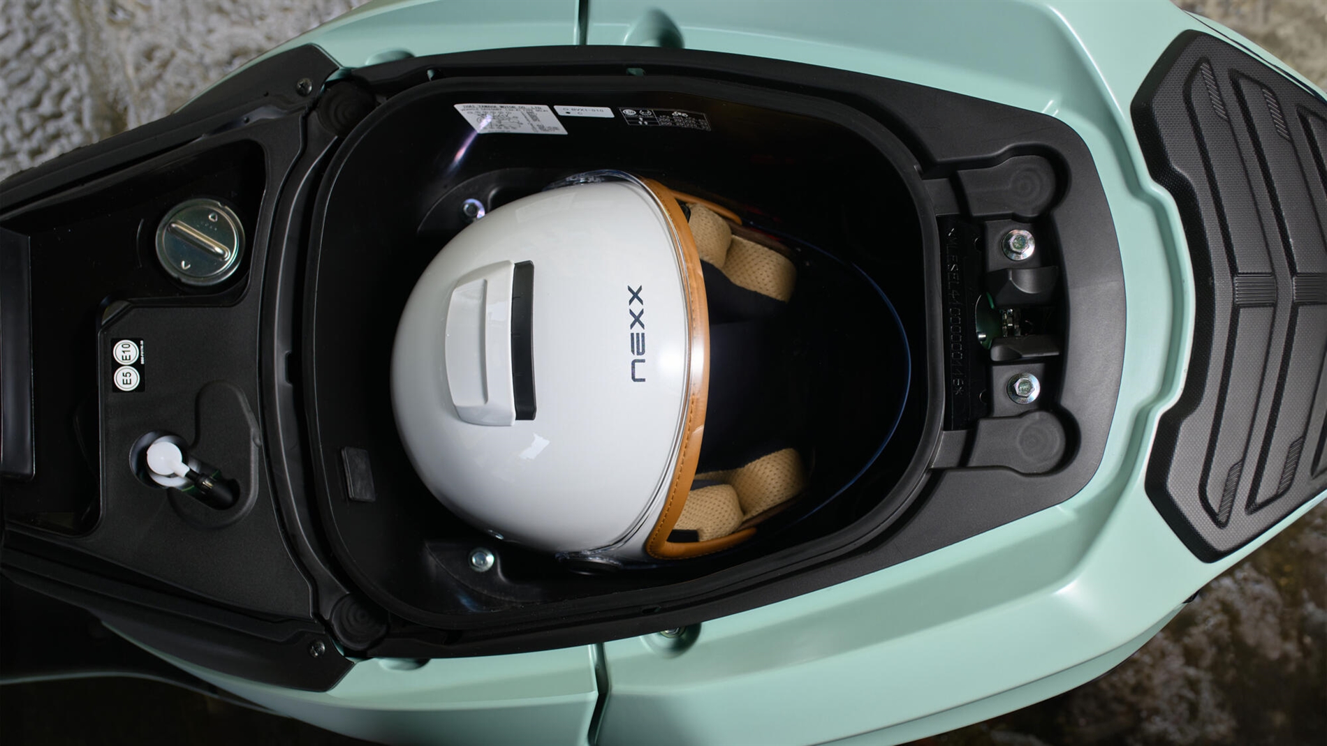 2025-Yamaha-LMW125YM-EU-NA-Detail-010-03