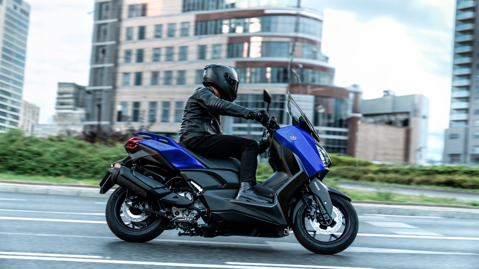 2026-Yamaha-XMAX300A-EU-Icon_Blue-Action-002-03