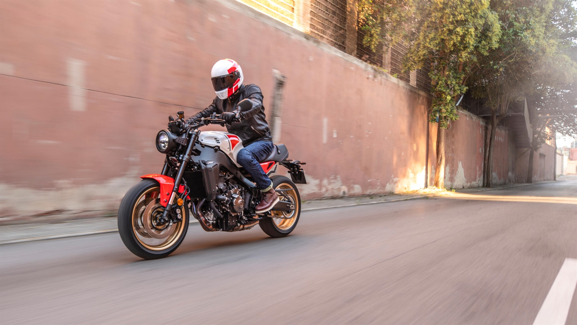 2024-Yamaha-XS850-EU-Legend_Red-Action-001-03
