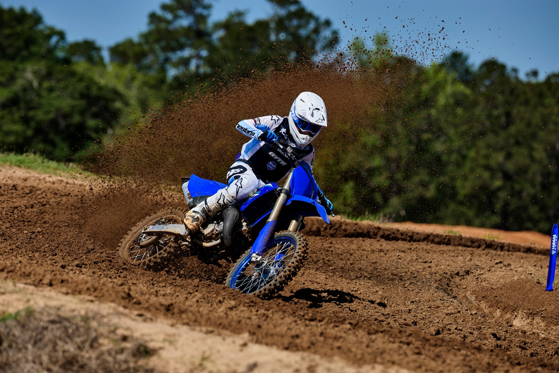 2026-Yamaha-YZ125LC-EU-Icon_Blue-Action-001-03