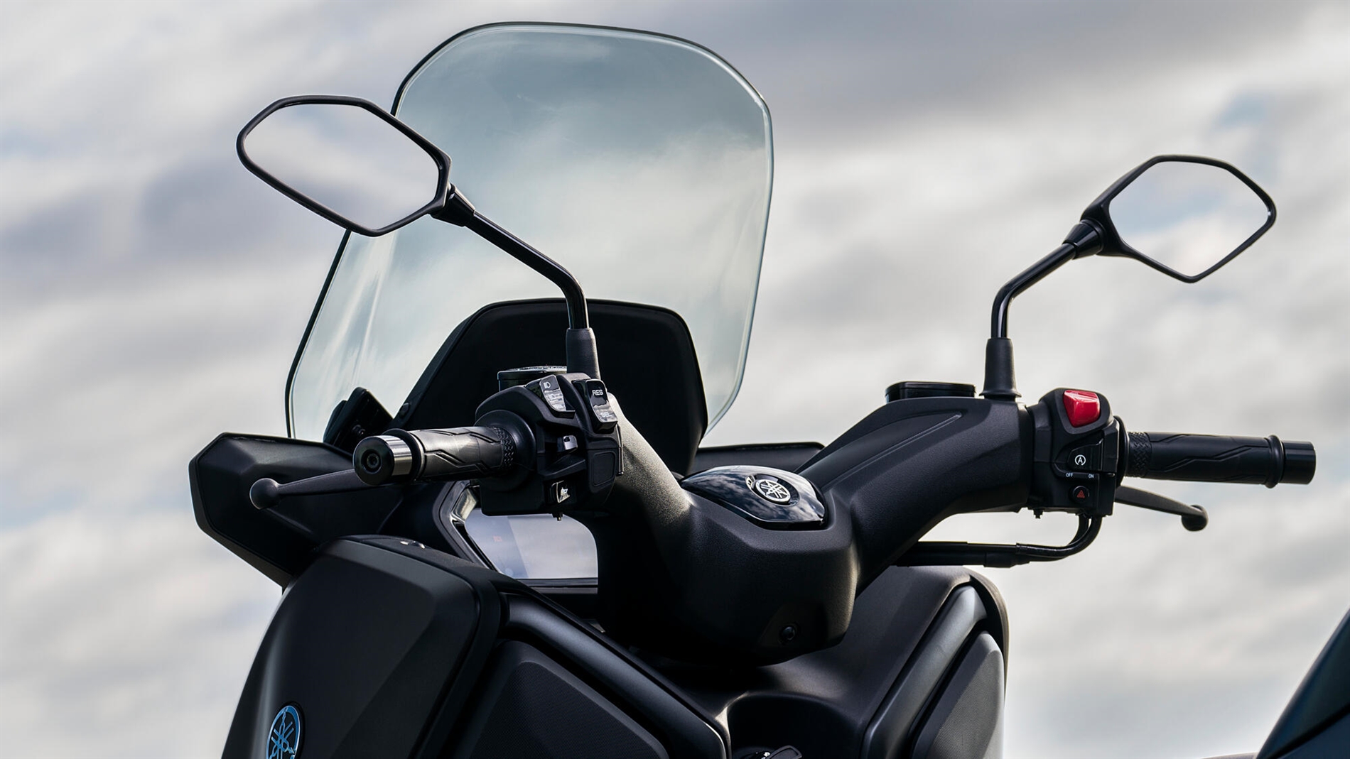 2024-Yamaha-XMAX300-EU-Detail-012-03