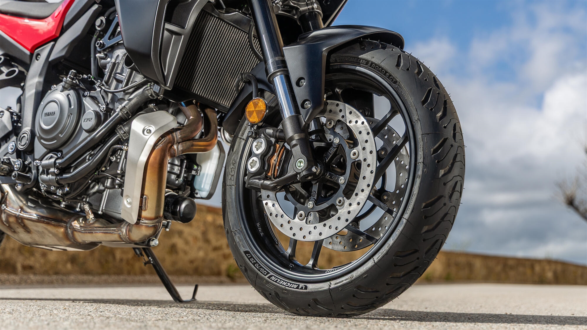 2025-Yamaha-MT07TR-EU-NA-Detail-010-03