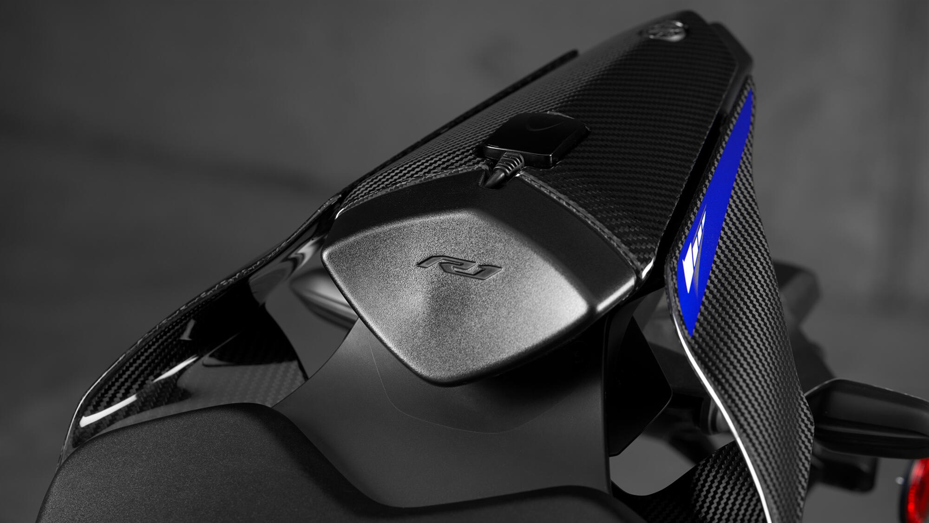 2024-Yamaha-YZF1000R1SPL-EU-Detail-004-03