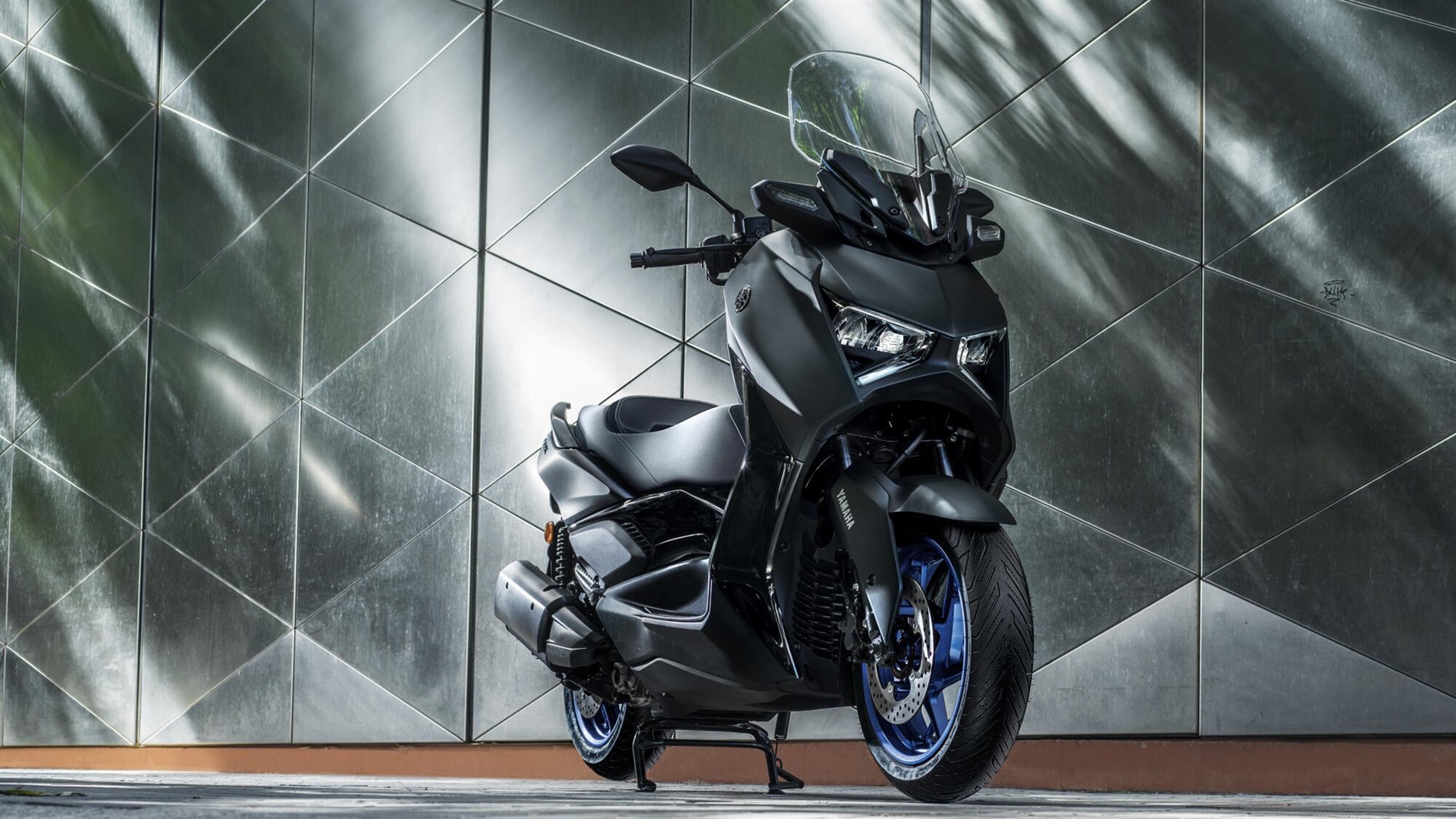 2024-Yamaha-XMAX300-EU-Icon_Black-Static-002-03