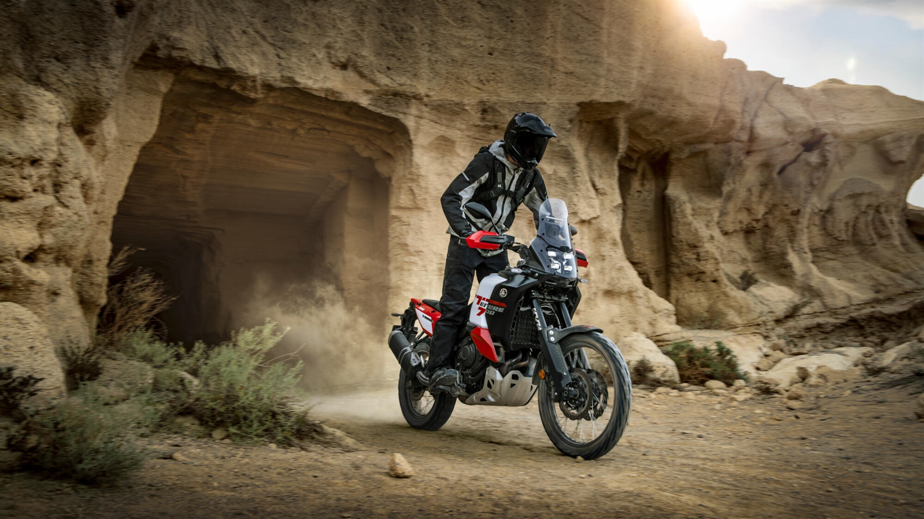 2026-Yamaha-XTZ700D-EU-Redline_White-Action-008-03