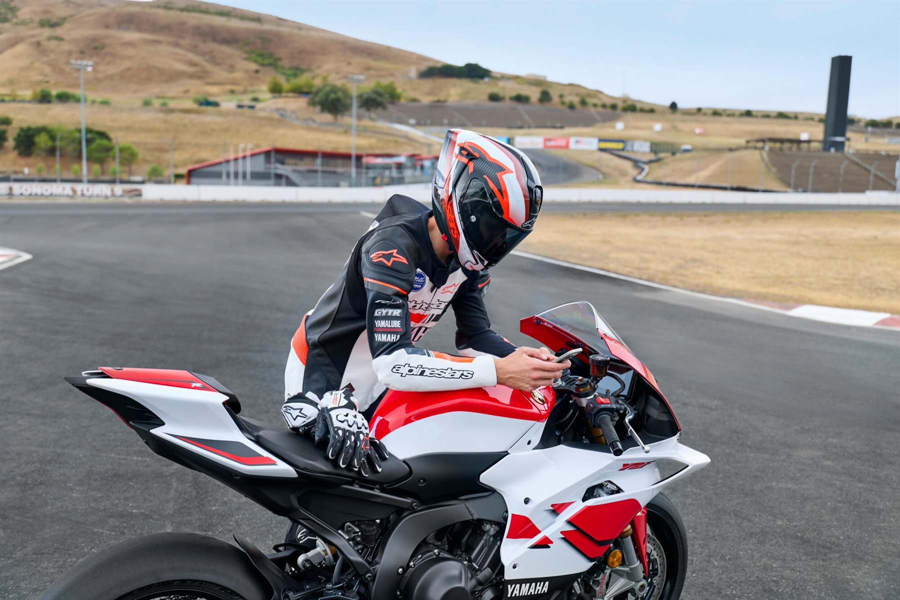 2026-Yamaha-YZF900R9-EU-NA-Detail-012-03