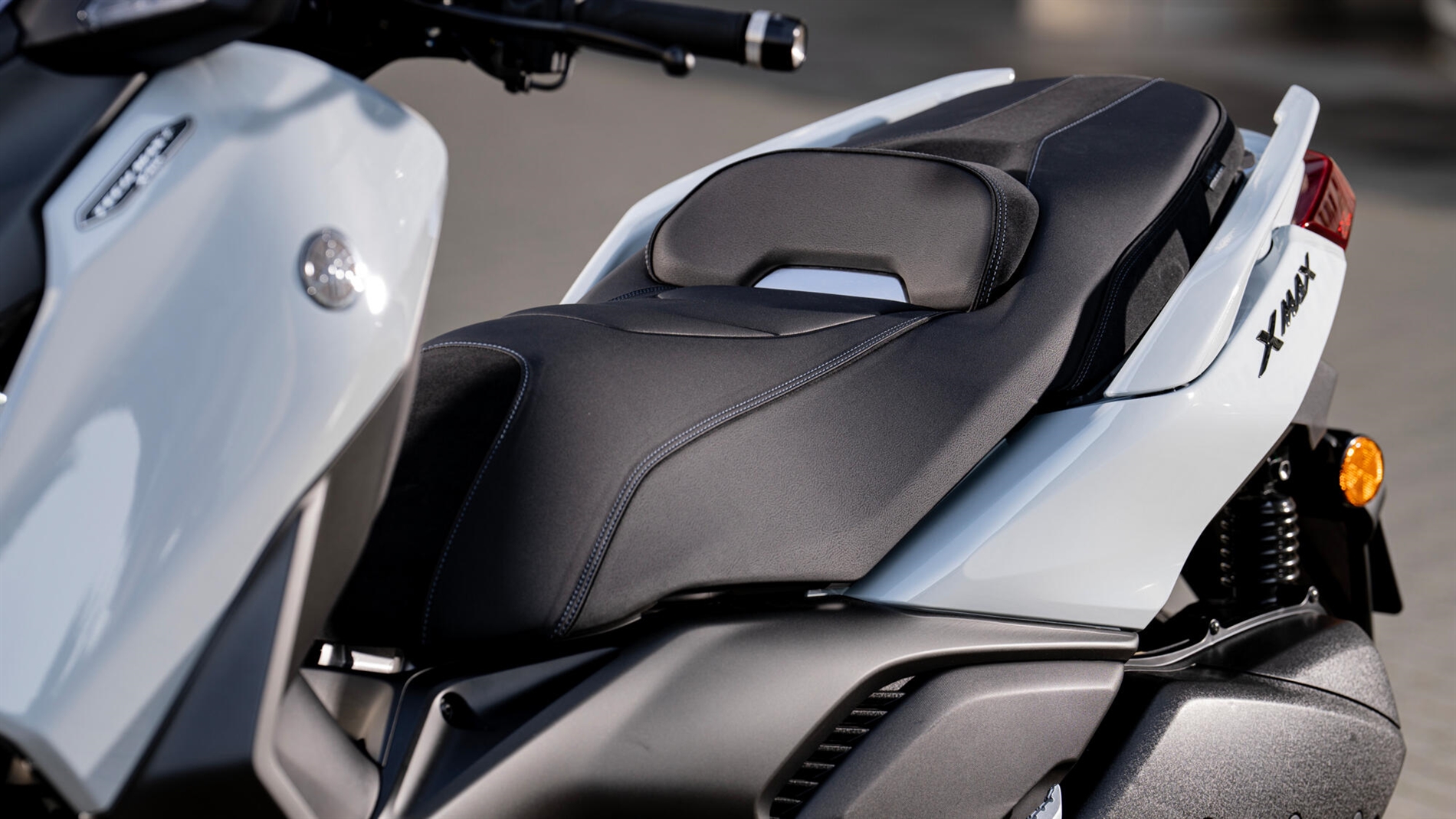 2025-Yamaha-XMAX300ASVH-EU-Detail-012-03